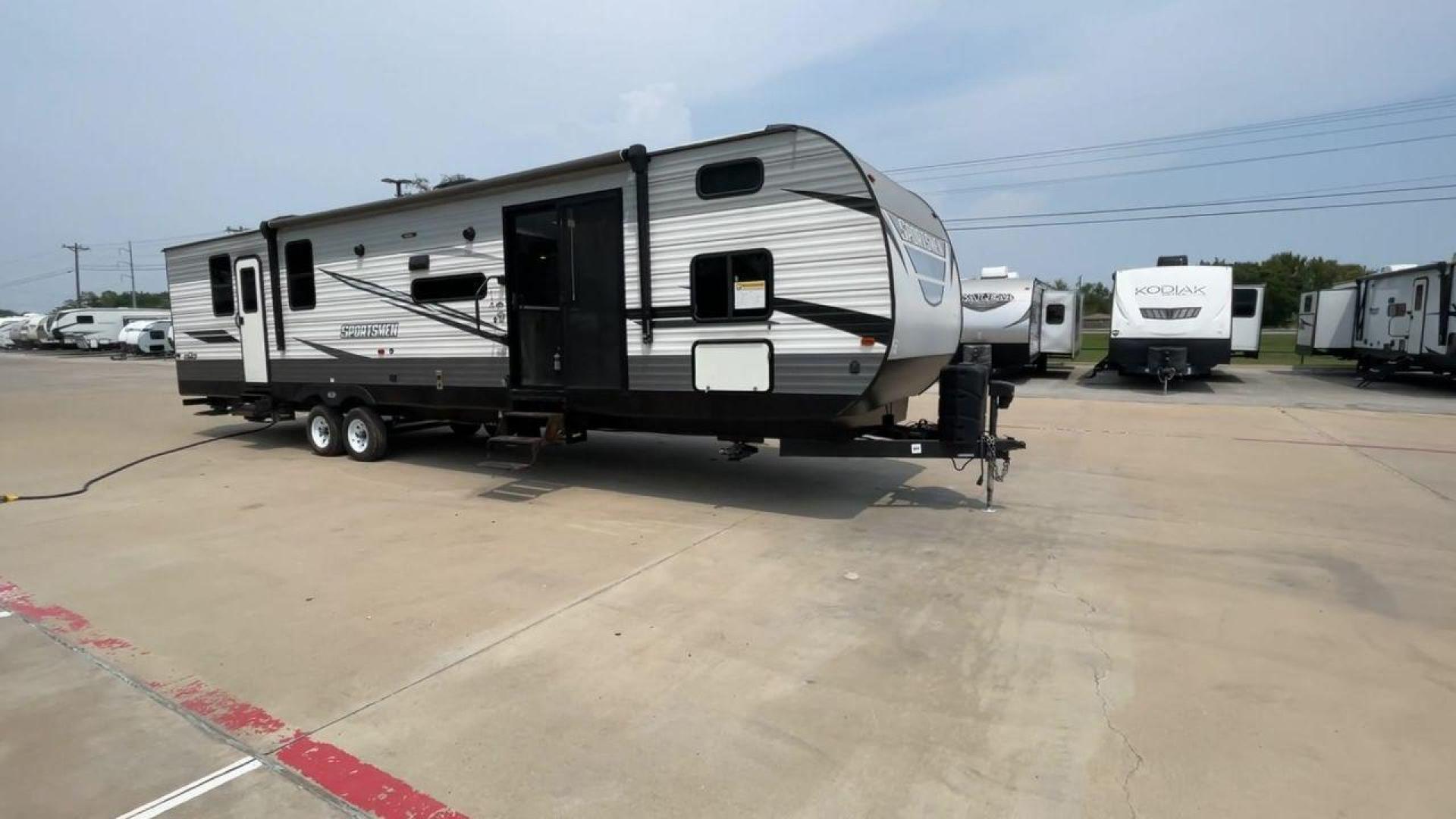 2021 KZ SPORTSMEN 362BH (4EZTS3727M5) , Length: 40.75 ft. | Dry Weight: 8,280 lbs. | Gross Weight: 10,460 lbs. | Slides: 2 transmission, located at 4319 N Main St, Cleburne, TX, 76033, (817) 678-5133, 32.385960, -97.391212 - Photo#3