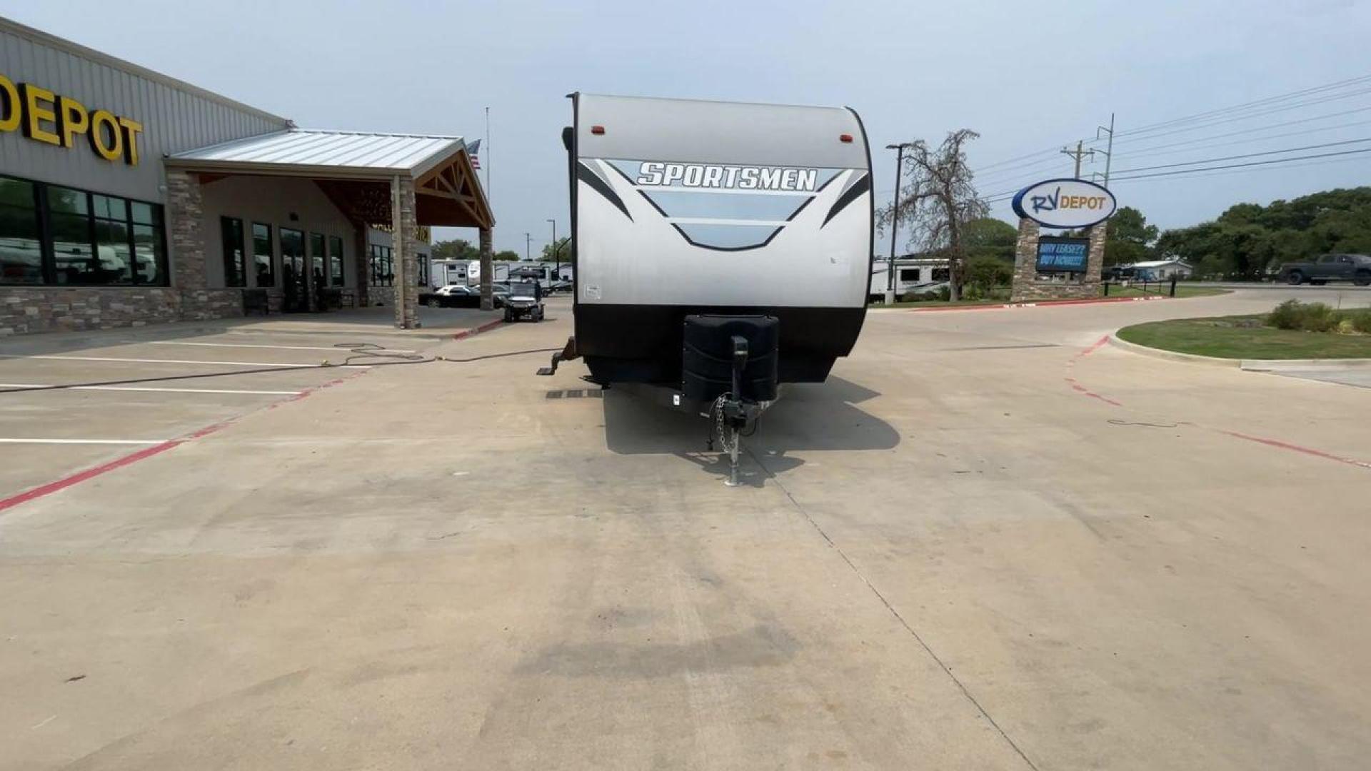 2021 KZ SPORTSMEN 362BH (4EZTS3727M5) , Length: 40.75 ft. | Dry Weight: 8,280 lbs. | Gross Weight: 10,460 lbs. | Slides: 2 transmission, located at 4319 N Main St, Cleburne, TX, 76033, (817) 678-5133, 32.385960, -97.391212 - Photo#4