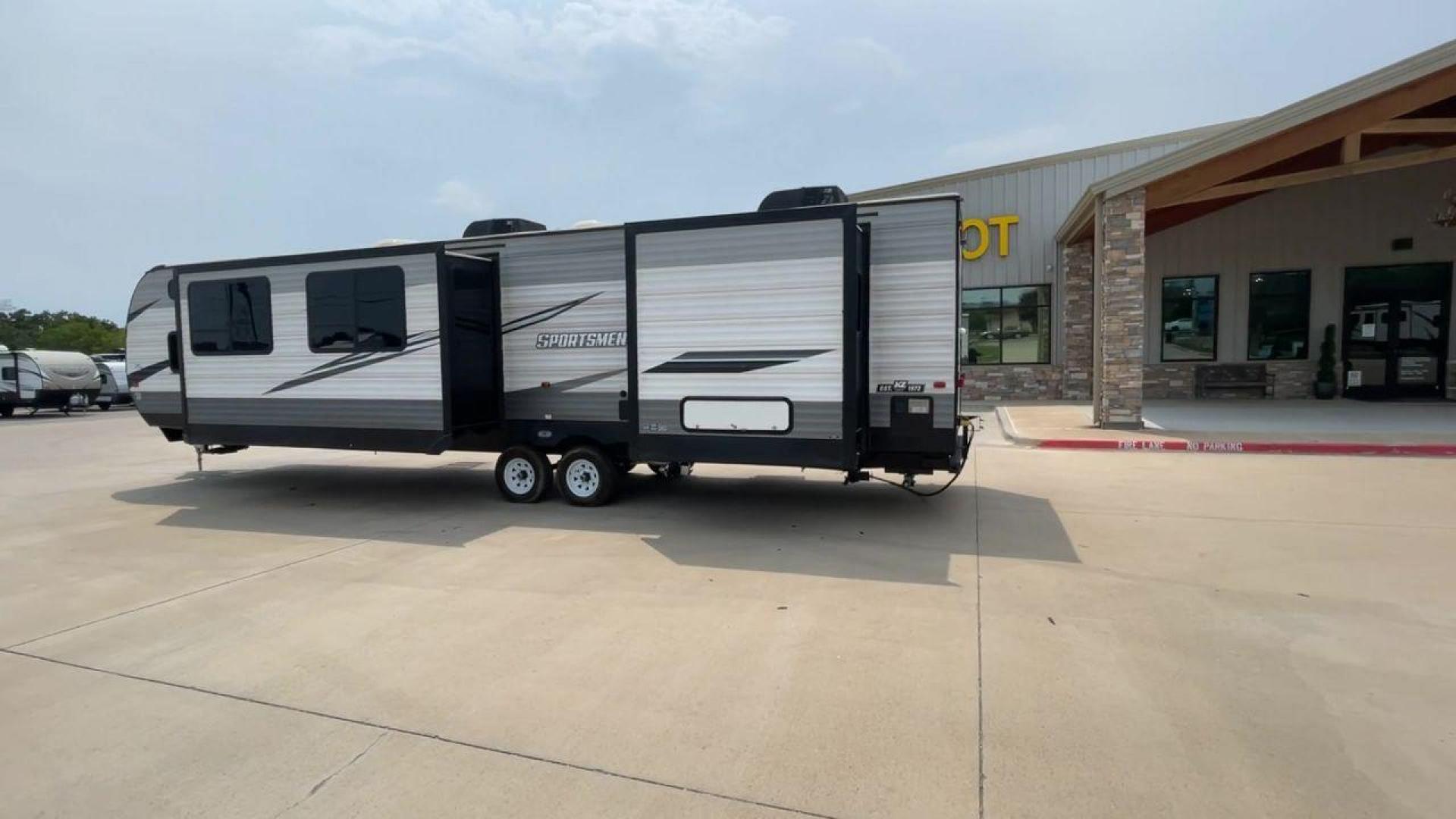 2021 KZ SPORTSMEN 362BH (4EZTS3727M5) , Length: 40.75 ft. | Dry Weight: 8,280 lbs. | Gross Weight: 10,460 lbs. | Slides: 2 transmission, located at 4319 N Main St, Cleburne, TX, 76033, (817) 678-5133, 32.385960, -97.391212 - Photo#7