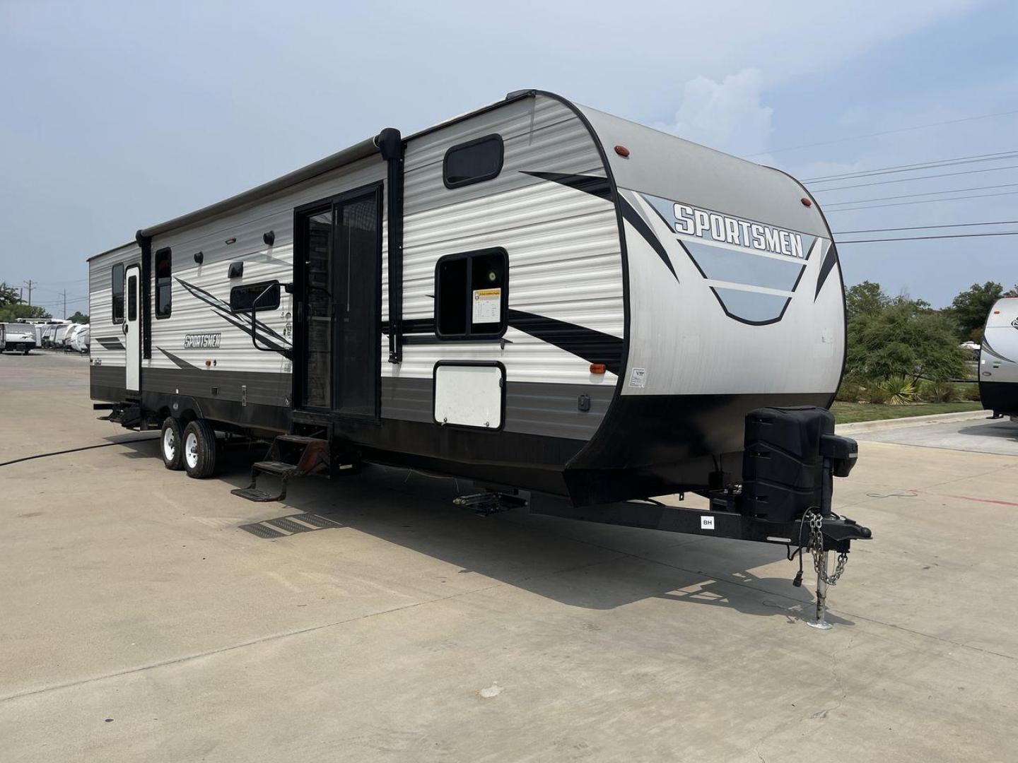 2021 KZ SPORTSMEN 362BH (4EZTS3727M5) , Length: 40.75 ft. | Dry Weight: 8,280 lbs. | Gross Weight: 10,460 lbs. | Slides: 2 transmission, located at 4319 N Main St, Cleburne, TX, 76033, (817) 678-5133, 32.385960, -97.391212 - Photo#22