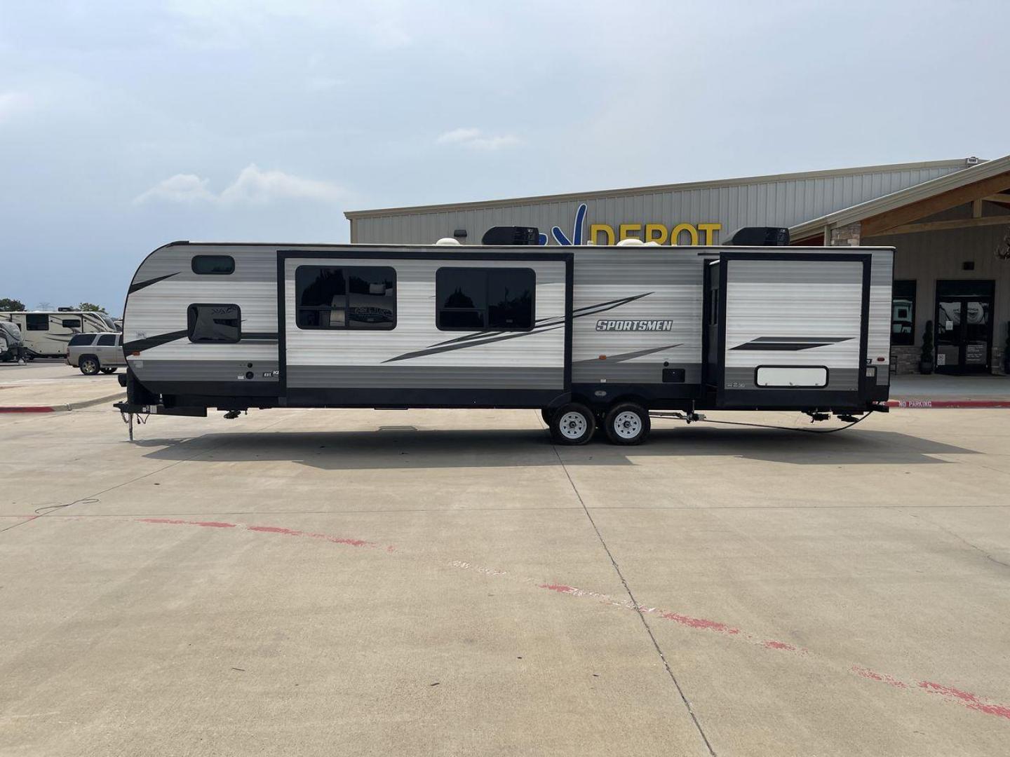 2021 KZ SPORTSMEN 362BH (4EZTS3727M5) , Length: 40.75 ft. | Dry Weight: 8,280 lbs. | Gross Weight: 10,460 lbs. | Slides: 2 transmission, located at 4319 N Main St, Cleburne, TX, 76033, (817) 678-5133, 32.385960, -97.391212 - Photo#23