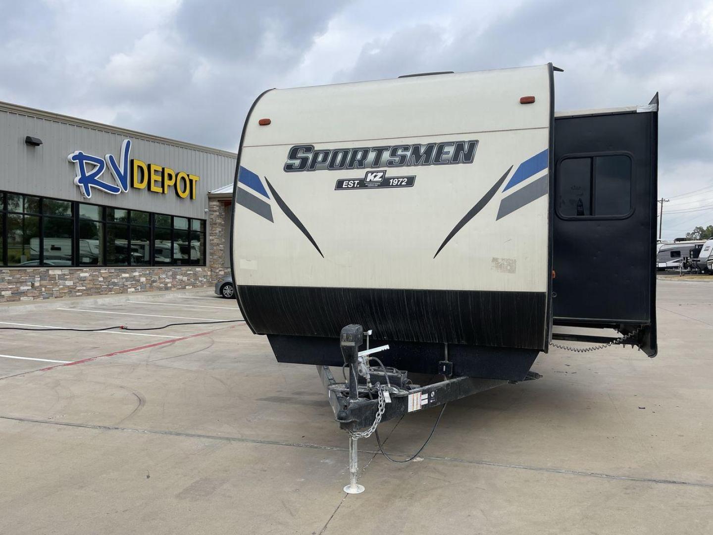 2021 WHITE KZ SPORTSMEN 363RL (4EZTS3722M5) , Length: 40.75 ft | Dry Weight: 8,910 lbs | GVWR: 10,460 lbs | Slides: 3 transmission, located at 4319 N Main St, Cleburne, TX, 76033, (817) 678-5133, 32.385960, -97.391212 - Experience the ultimate in comfort and elegance with the 2021 KZ Sportsmen 363RL travel trailer. The comfort and style you require for your outdoor experiences are provided by this roomy and feature-rich RV. The dimensions of this unit are 40.75 ft in length, 8 ft in width, and 11.33 ft in height. I - Photo#0