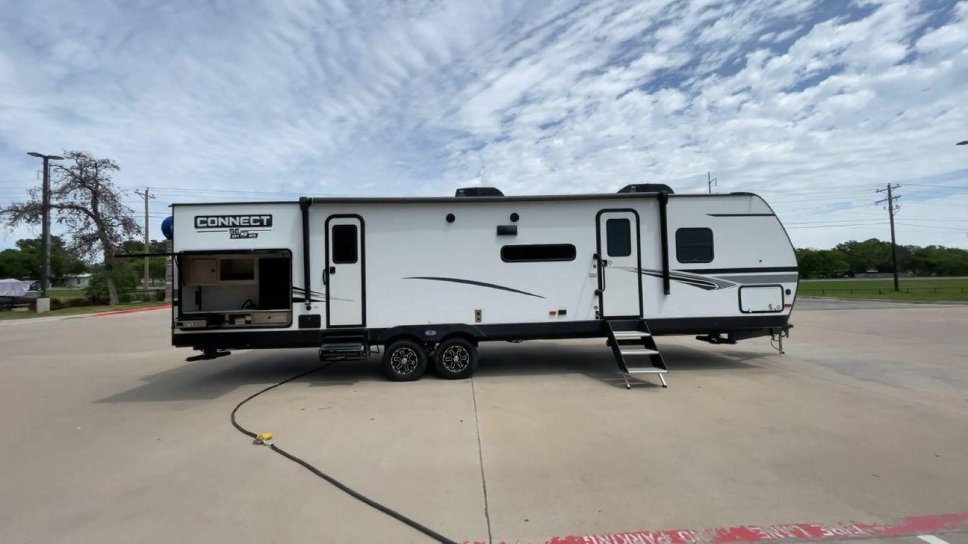 2021 K-Z CONNECT 312BHKSE (4EZTL3329M7) , located at 4319 N Main St, Cleburne, TX, 76033, (817) 678-5133, 32.385960, -97.391212 - Photo#2