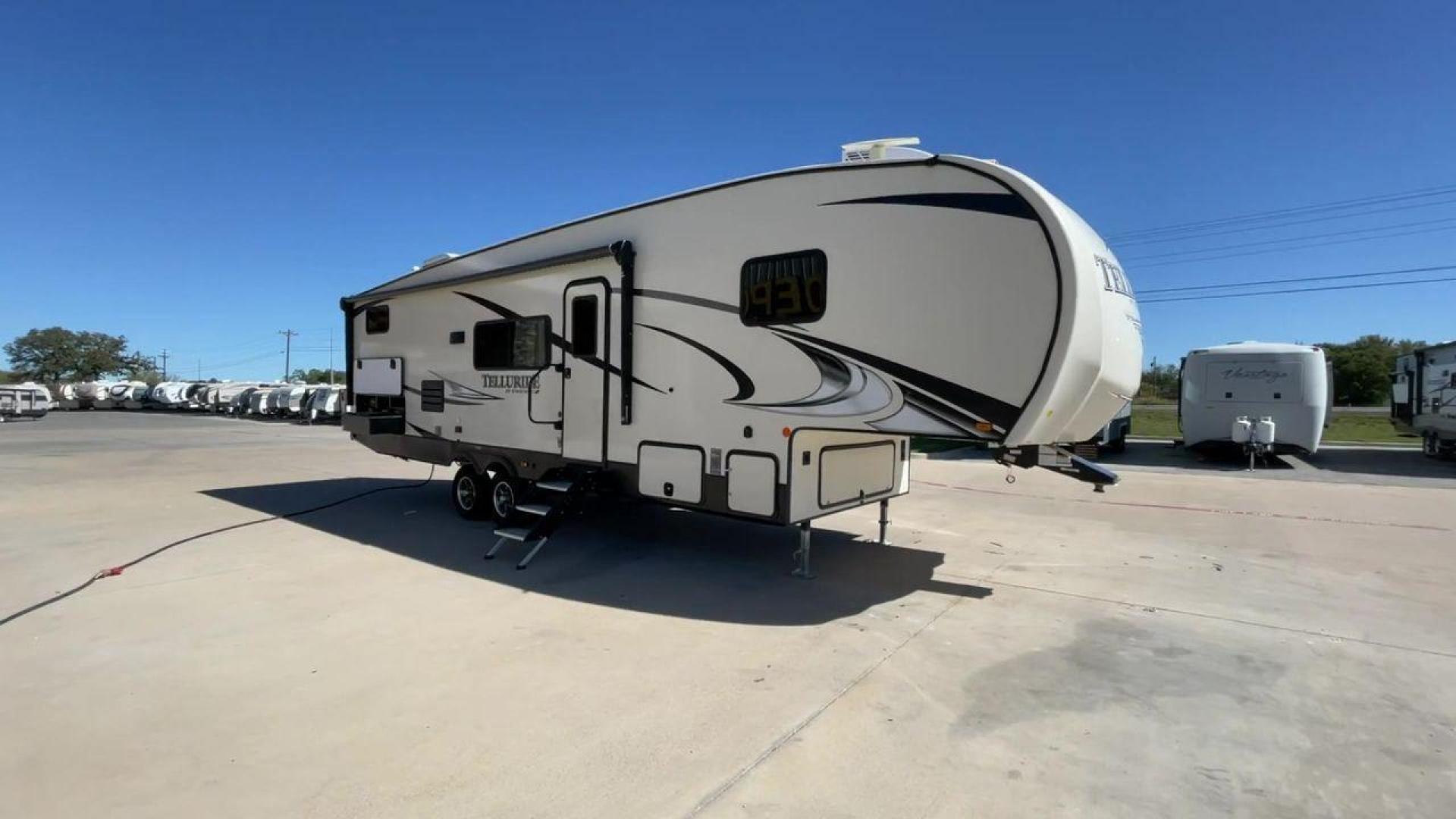 2021 STARCRAFT TELLURIDE 297BHS (1SACS0BS6M3) , Slides: 2 transmission, located at 4319 N Main St, Cleburne, TX, 76033, (817) 678-5133, 32.385960, -97.391212 - Discover the ultimate blend of luxury and adaptability with the 2021 Starcraft Telluride 297BHS. This fifth wheel comes with two slideouts and a spacious 21-foot power awning, providing plenty of room for outdoor relaxation and entertainment. Designed to comfortably accommodate up to 10 people, this - Photo#3