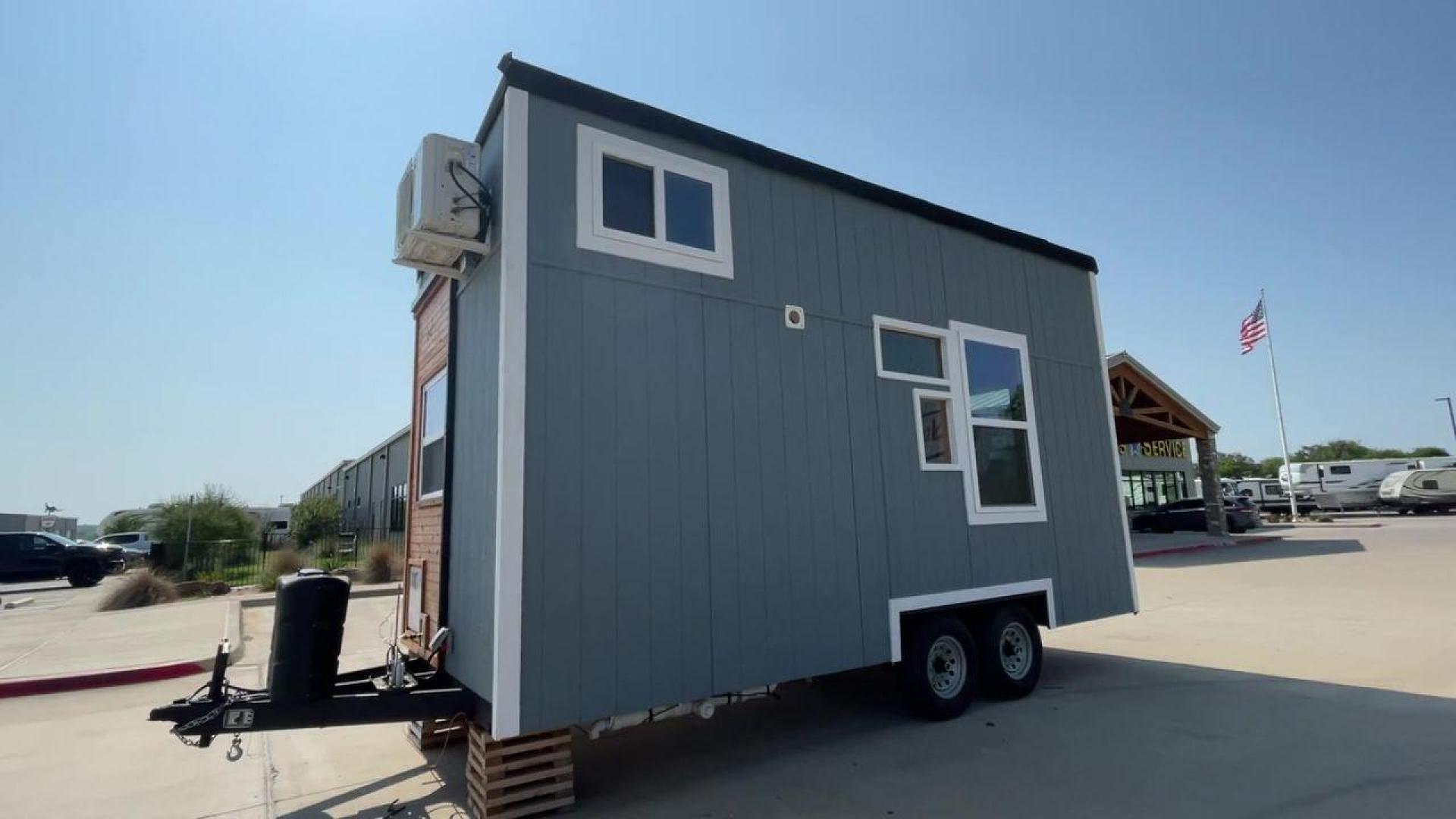 2021 TINY HOME TINY HOME (1E91U1227MM) , located at 4319 N Main St, Cleburne, TX, 76033, (817) 678-5133, 32.385960, -97.391212 - The 2021 Tiny Home 20' is a thoughtfully designed and expertly crafted tiny home that brings comfort and functionality to a whole new level. Measuring 20 feet in length, this tiny home is ingeniously designed to maximize space utilization without compromising on comfort. Its open layout creates a se - Photo#5