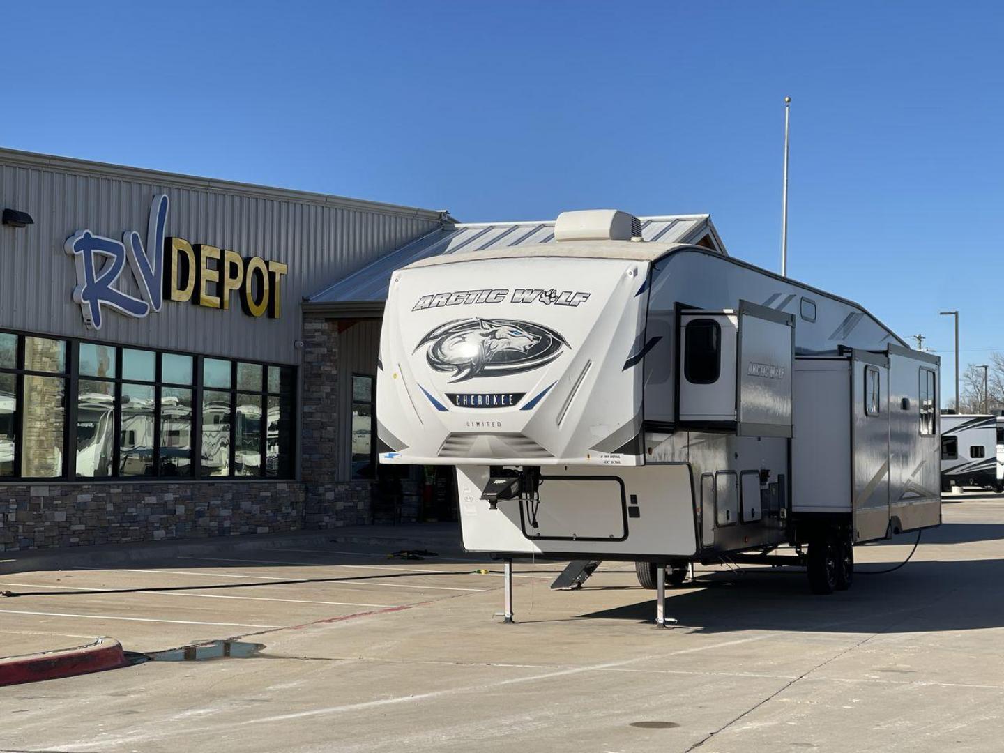 2022 CHEROKEE ARCTIC WOLF 3660SUIT (5ZT3CK2B2N0) , Length: 43.58 ft. | Dry Weight: 10,828 lbs.| Gross Weight: 13,655 lbs. | Slides: 4 transmission, located at 4319 N Main St, Cleburne, TX, 76033, (817) 678-5133, 32.385960, -97.391212 - Photo#0