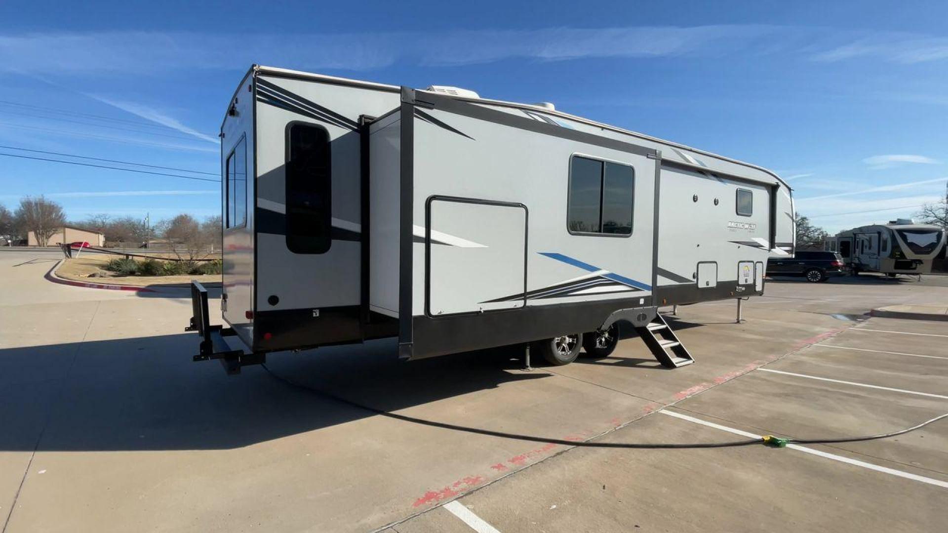 2022 CHEROKEE ARCTIC WOLF 3660SUIT (5ZT3CK2B2N0) , Length: 43.58 ft. | Dry Weight: 10,828 lbs.| Gross Weight: 13,655 lbs. | Slides: 4 transmission, located at 4319 N Main St, Cleburne, TX, 76033, (817) 678-5133, 32.385960, -97.391212 - Photo#1