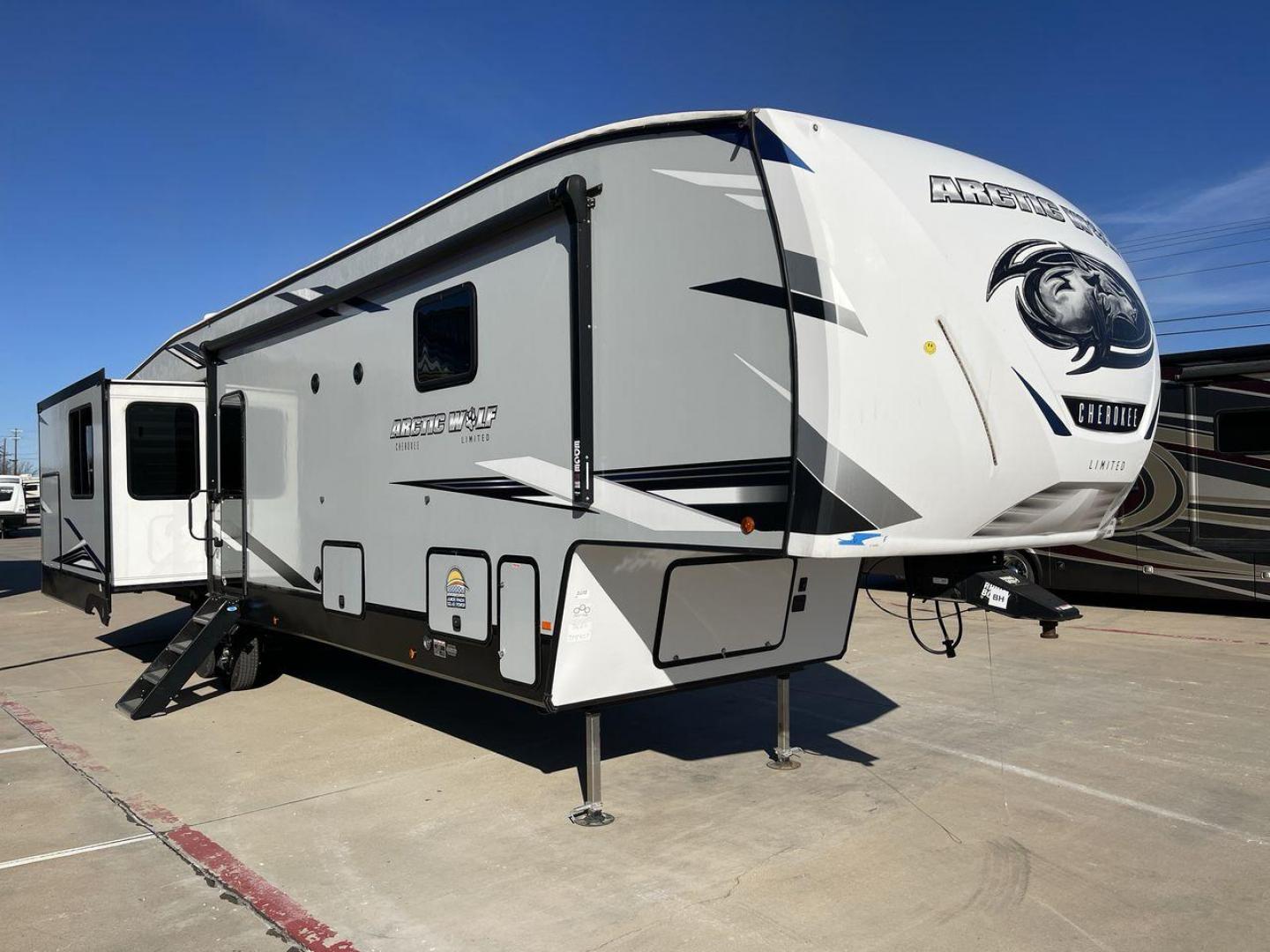 2022 CHEROKEE ARCTIC WOLF 3660SUIT (5ZT3CK2B2N0) , Length: 43.58 ft. | Dry Weight: 10,828 lbs.| Gross Weight: 13,655 lbs. | Slides: 4 transmission, located at 4319 N Main St, Cleburne, TX, 76033, (817) 678-5133, 32.385960, -97.391212 - Photo#23