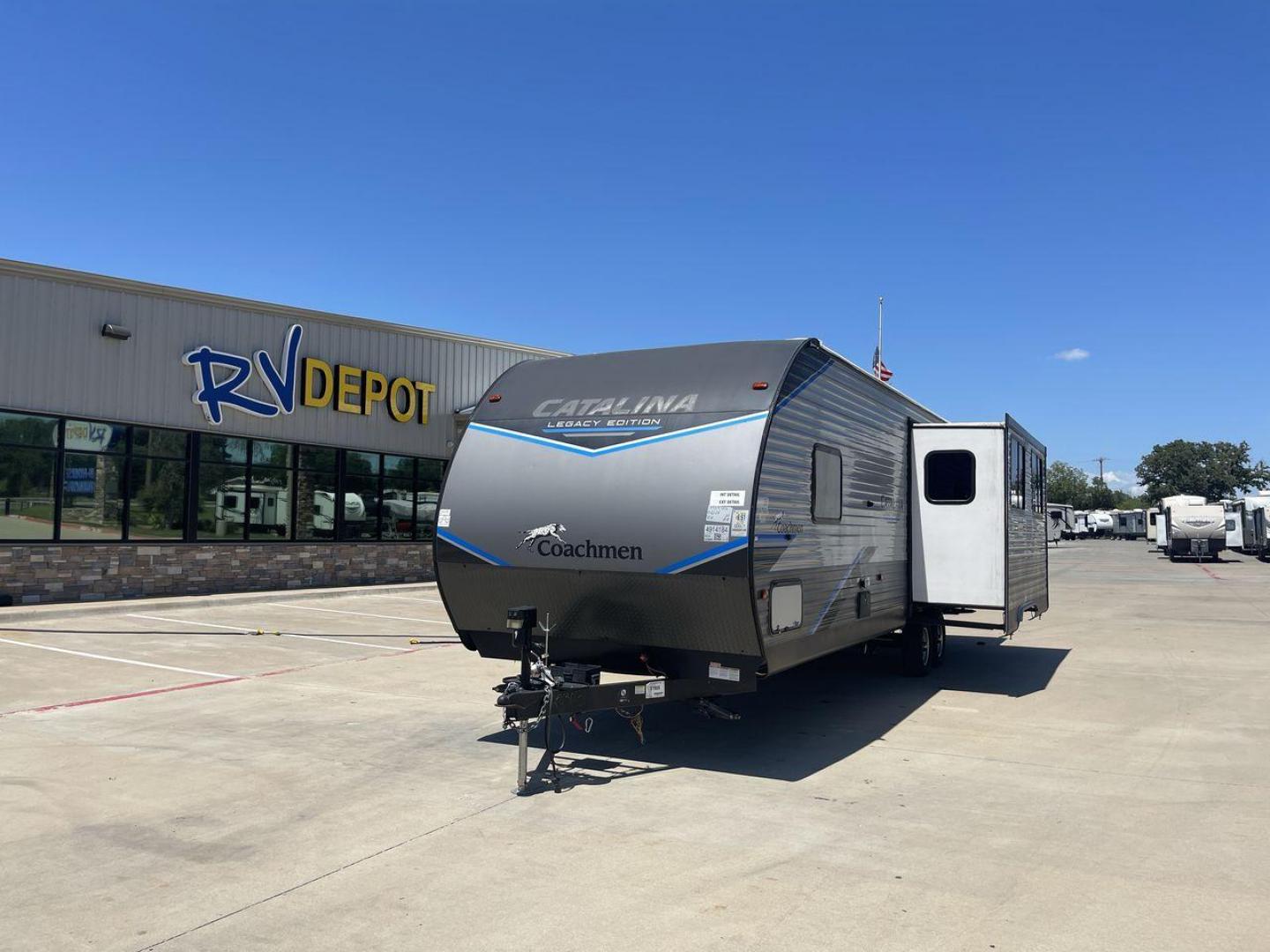 2022 COACHMEN CATALINA 283RKS (5ZT2CATB9NX) , Length: 33.67 ft. | Dry Weight: 6,777 lbs. | Gross Weight: 9,200 lbs. | Slides: 1 transmission, located at 4319 N Main St, Cleburne, TX, 76033, (817) 678-5133, 32.385960, -97.391212 - Photo#0