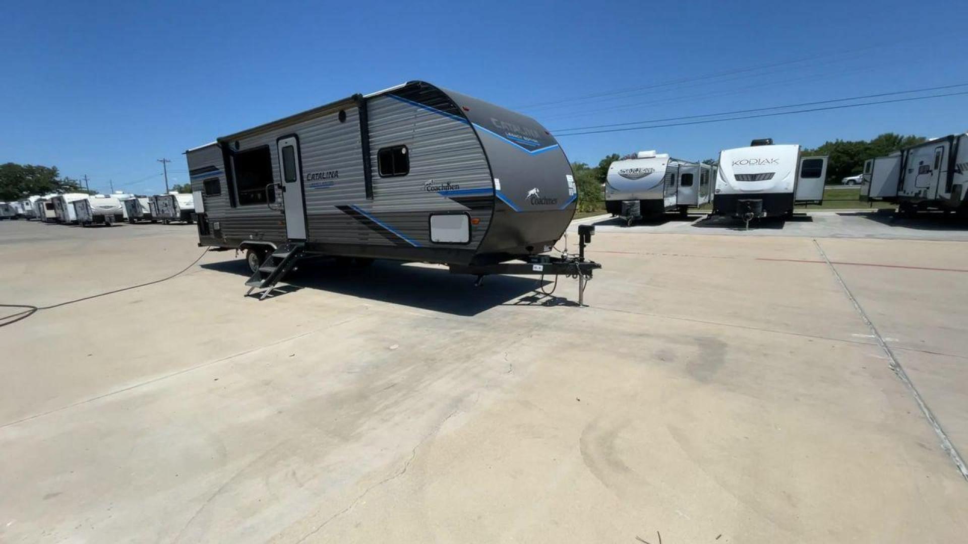 2022 COACHMEN CATALINA 283RKS (5ZT2CATB9NX) , Length: 33.67 ft. | Dry Weight: 6,777 lbs. | Gross Weight: 9,200 lbs. | Slides: 1 transmission, located at 4319 N Main St, Cleburne, TX, 76033, (817) 678-5133, 32.385960, -97.391212 - Photo#3