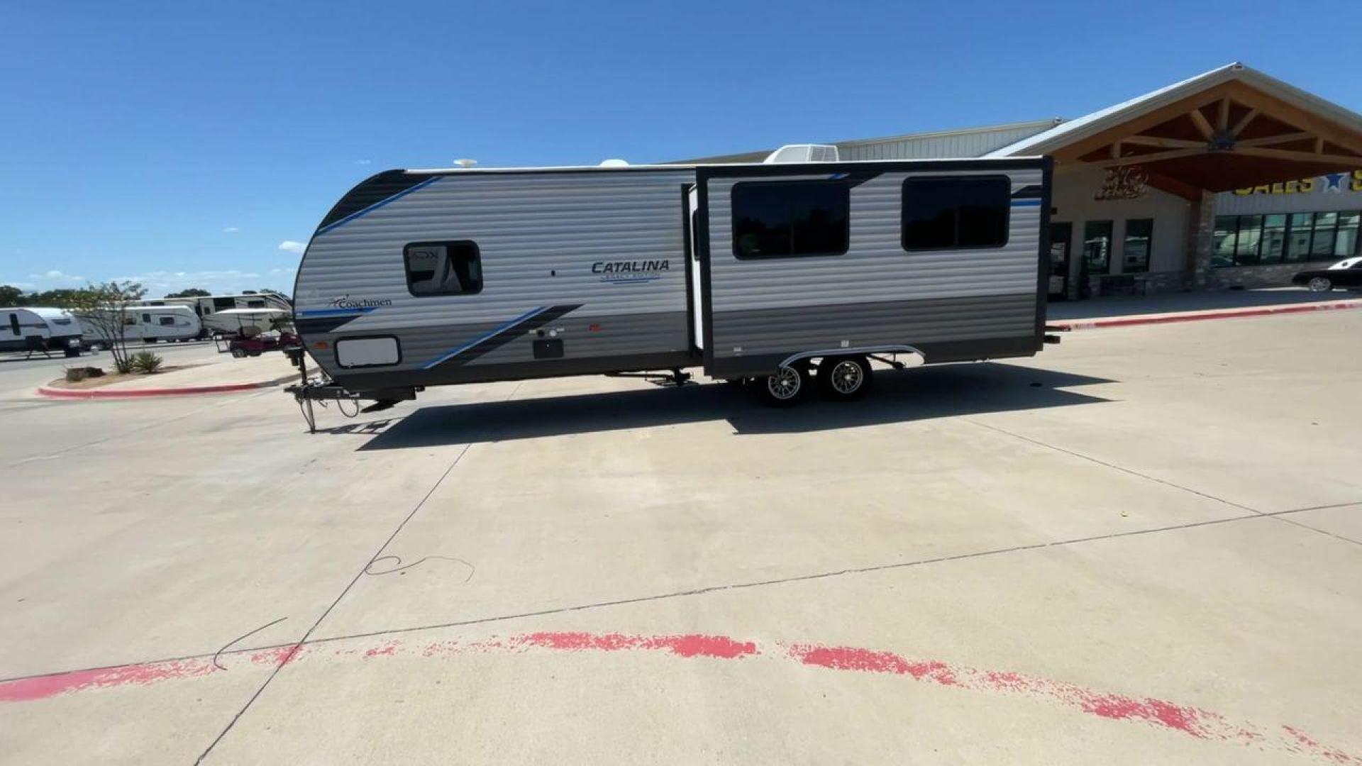 2022 COACHMEN CATALINA 283RKS (5ZT2CATB9NX) , Length: 33.67 ft. | Dry Weight: 6,777 lbs. | Gross Weight: 9,200 lbs. | Slides: 1 transmission, located at 4319 N Main St, Cleburne, TX, 76033, (817) 678-5133, 32.385960, -97.391212 - Photo#6