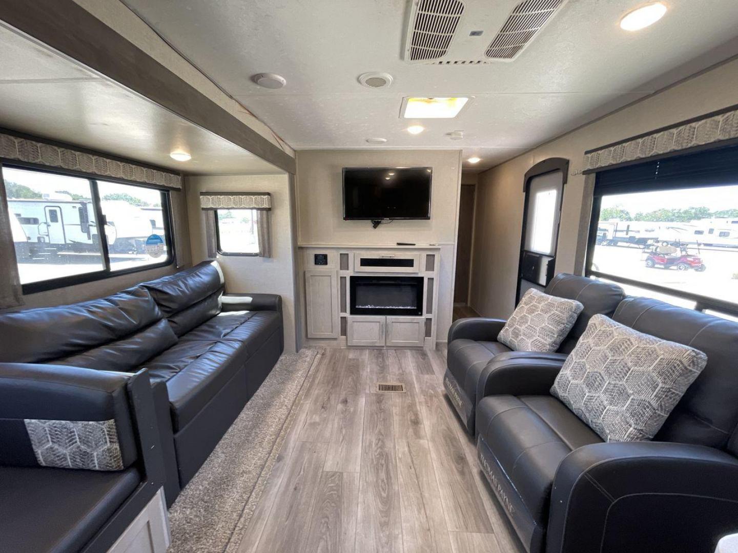 2022 COACHMEN CATALINA 283RKS (5ZT2CATB9NX) , Length: 33.67 ft. | Dry Weight: 6,777 lbs. | Gross Weight: 9,200 lbs. | Slides: 1 transmission, located at 4319 N Main St, Cleburne, TX, 76033, (817) 678-5133, 32.385960, -97.391212 - Photo#11