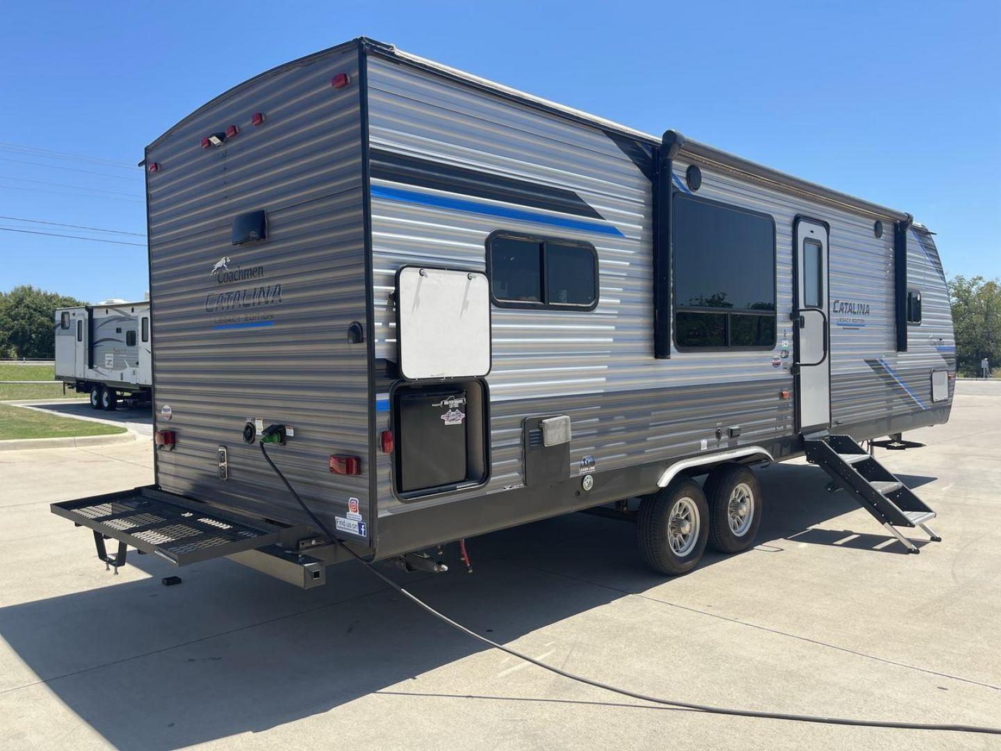 2022 COACHMEN CATALINA 283RKS (5ZT2CATB9NX) , Length: 33.67 ft. | Dry Weight: 6,777 lbs. | Gross Weight: 9,200 lbs. | Slides: 1 transmission, located at 4319 N Main St, Cleburne, TX, 76033, (817) 678-5133, 32.385960, -97.391212 - Photo#25