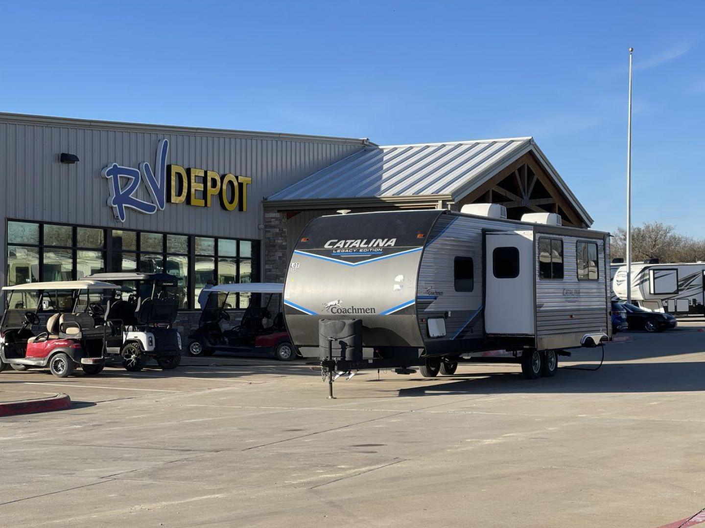 2022 COACHMEN CATALINA 303QBCK (5ZT2CAVB1NX) , Length: 35.83 ft. | Dry Weight: 7,127 lbs. | Gross Weight: 9,500 lbs. | Slides: 1 transmission, located at 4319 N Main St, Cleburne, TX, 76033, (817) 678-5133, 32.385960, -97.391212 - Photo#0