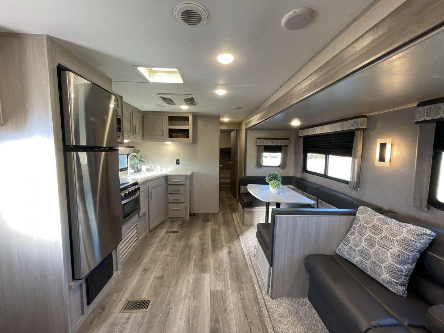 2022 COACHMEN CATALINA 303QBCK (5ZT2CAVB1NX) , Length: 35.83 ft. | Dry Weight: 7,127 lbs. | Gross Weight: 9,500 lbs. | Slides: 1 transmission, located at 4319 N Main St, Cleburne, TX, 76033, (817) 678-5133, 32.385960, -97.391212 - Photo#12