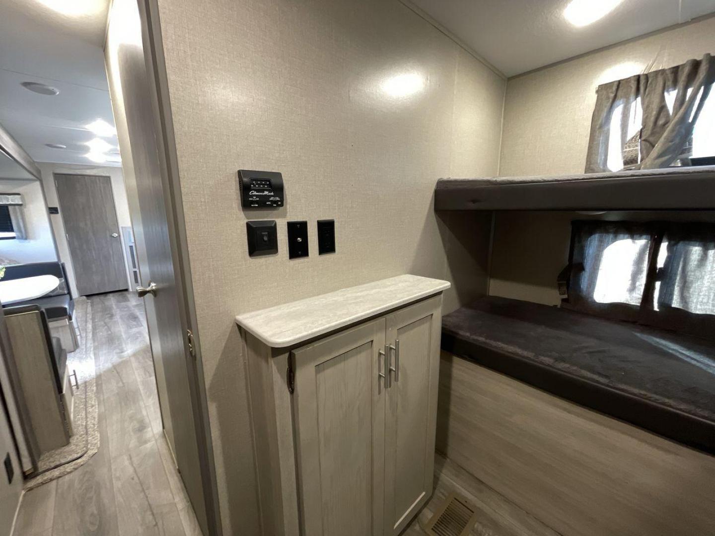 2022 COACHMEN CATALINA 303QBCK (5ZT2CAVB1NX) , Length: 35.83 ft. | Dry Weight: 7,127 lbs. | Gross Weight: 9,500 lbs. | Slides: 1 transmission, located at 4319 N Main St, Cleburne, TX, 76033, (817) 678-5133, 32.385960, -97.391212 - Photo#16