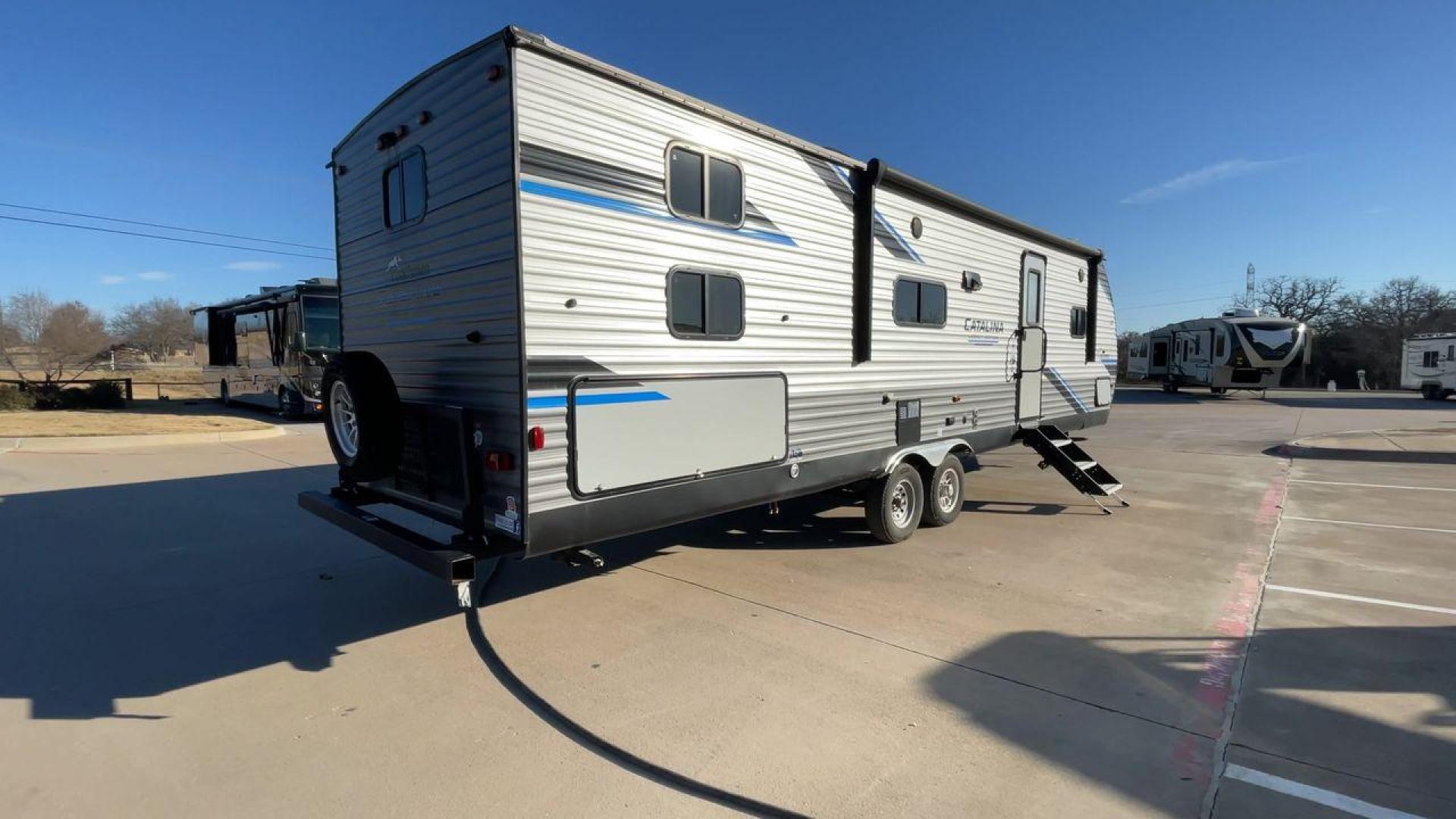 2022 COACHMEN CATALINA 303QBCK (5ZT2CAVB1NX) , Length: 35.83 ft. | Dry Weight: 7,127 lbs. | Gross Weight: 9,500 lbs. | Slides: 1 transmission, located at 4319 N Main St, Cleburne, TX, 76033, (817) 678-5133, 32.385960, -97.391212 - Photo#1