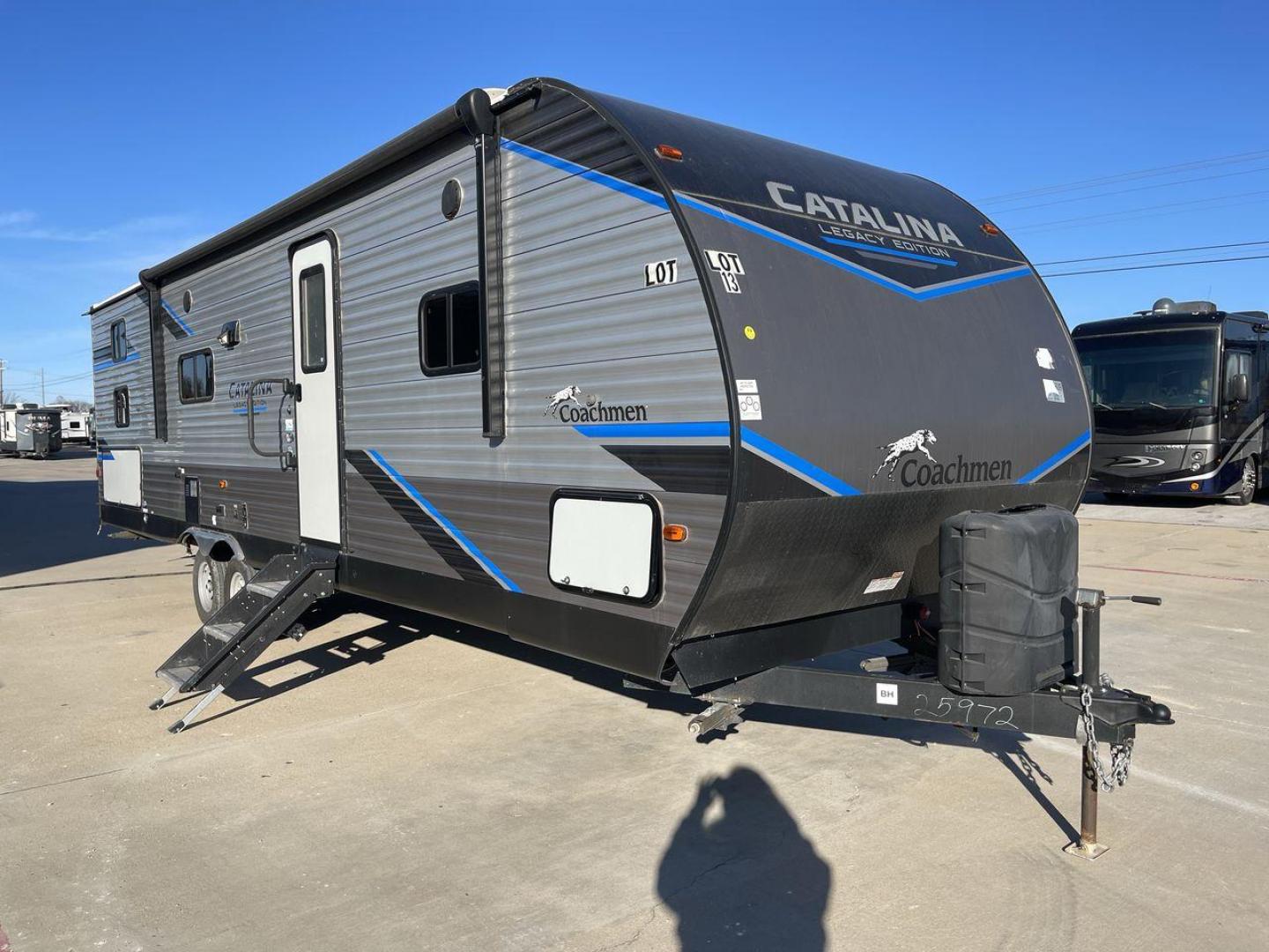 2022 COACHMEN CATALINA 303QBCK (5ZT2CAVB1NX) , Length: 35.83 ft. | Dry Weight: 7,127 lbs. | Gross Weight: 9,500 lbs. | Slides: 1 transmission, located at 4319 N Main St, Cleburne, TX, 76033, (817) 678-5133, 32.385960, -97.391212 - Photo#23