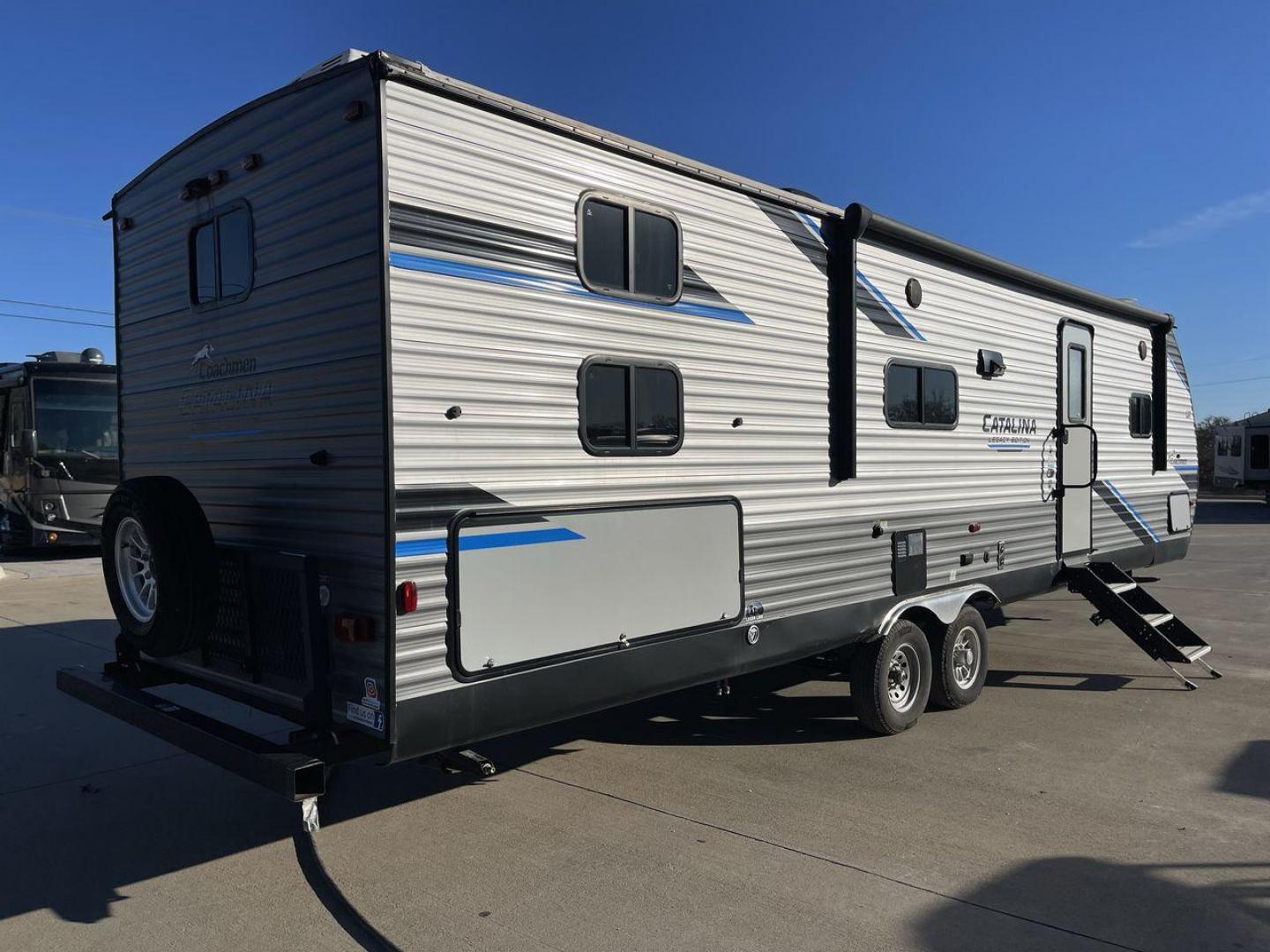 2022 COACHMEN CATALINA 303QBCK (5ZT2CAVB1NX) , Length: 35.83 ft. | Dry Weight: 7,127 lbs. | Gross Weight: 9,500 lbs. | Slides: 1 transmission, located at 4319 N Main St, Cleburne, TX, 76033, (817) 678-5133, 32.385960, -97.391212 - Photo#25