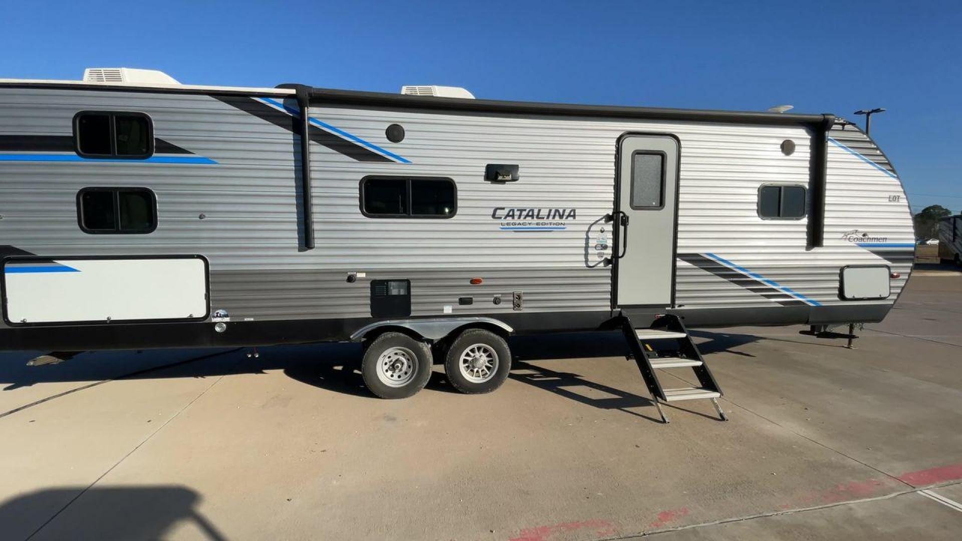 2022 COACHMEN CATALINA 303QBCK (5ZT2CAVB1NX) , Length: 35.83 ft. | Dry Weight: 7,127 lbs. | Gross Weight: 9,500 lbs. | Slides: 1 transmission, located at 4319 N Main St, Cleburne, TX, 76033, (817) 678-5133, 32.385960, -97.391212 - Photo#2