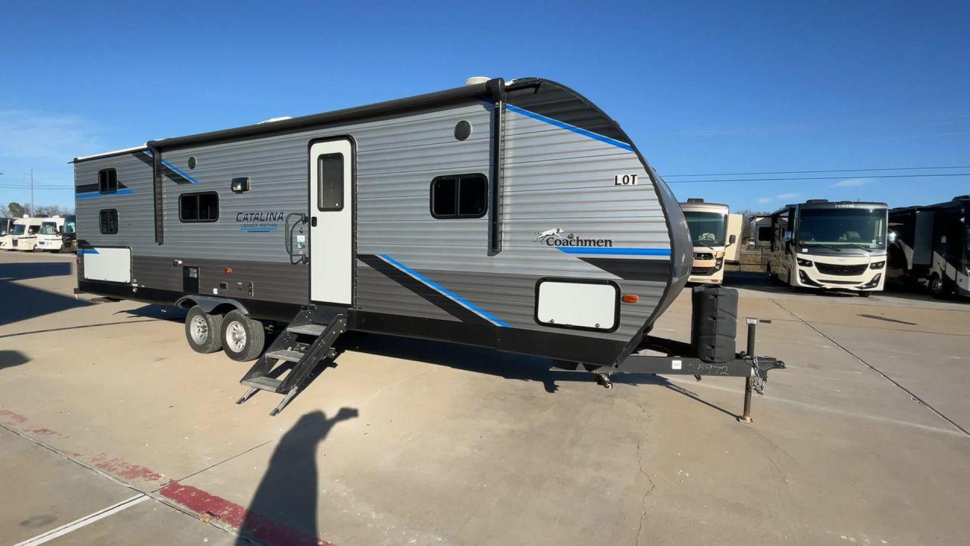 2022 COACHMEN CATALINA 303QBCK (5ZT2CAVB1NX) , Length: 35.83 ft. | Dry Weight: 7,127 lbs. | Gross Weight: 9,500 lbs. | Slides: 1 transmission, located at 4319 N Main St, Cleburne, TX, 76033, (817) 678-5133, 32.385960, -97.391212 - Photo#3