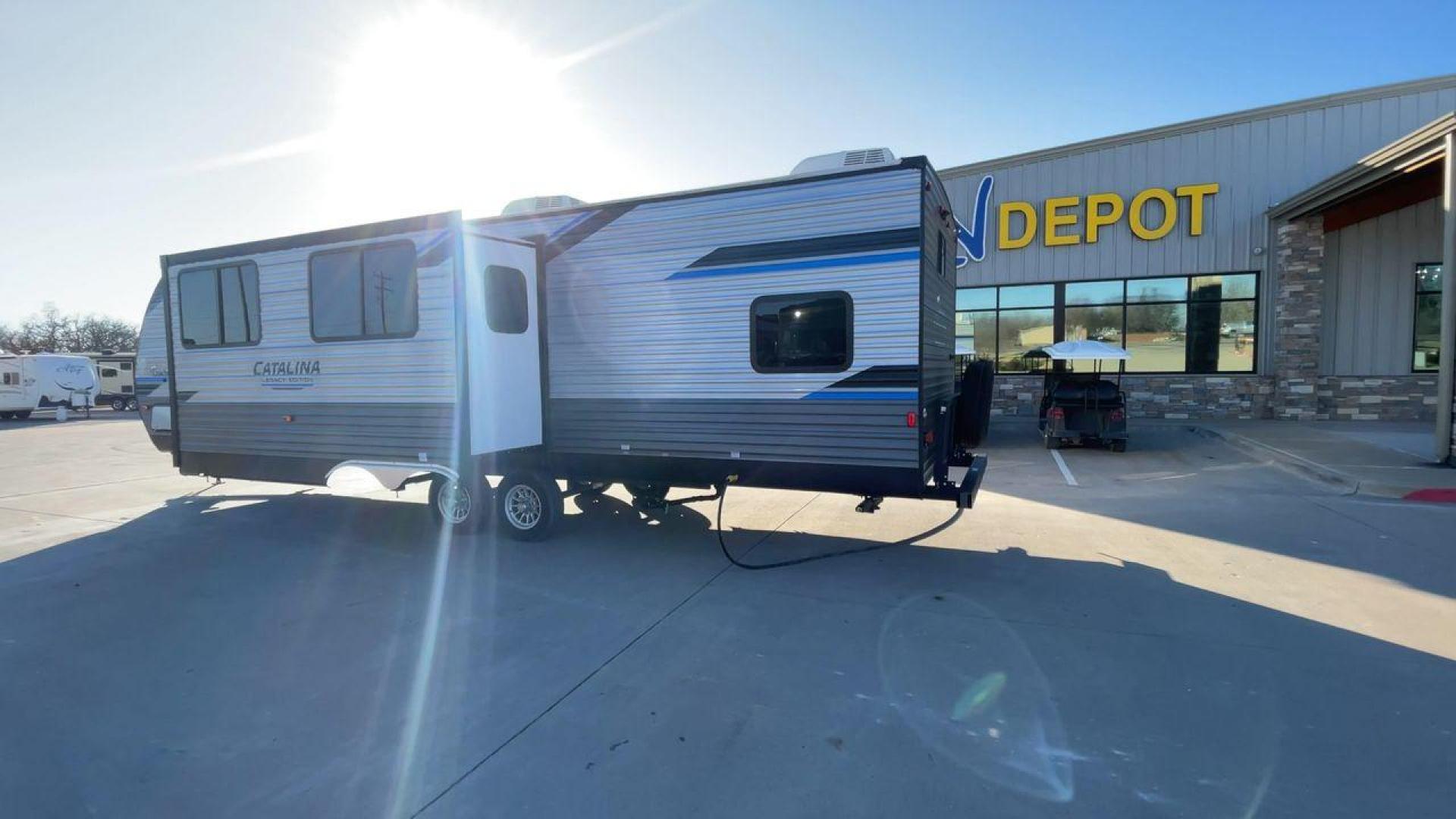 2022 COACHMEN CATALINA 303QBCK (5ZT2CAVB1NX) , Length: 35.83 ft. | Dry Weight: 7,127 lbs. | Gross Weight: 9,500 lbs. | Slides: 1 transmission, located at 4319 N Main St, Cleburne, TX, 76033, (817) 678-5133, 32.385960, -97.391212 - Photo#7