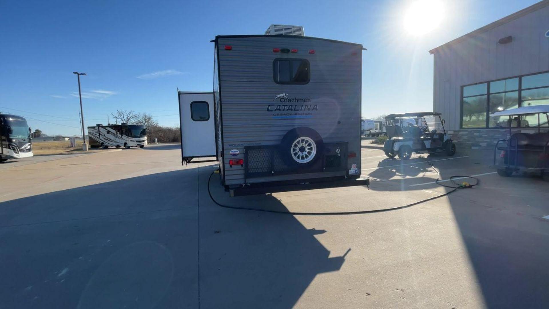 2022 COACHMEN CATALINA 303QBCK (5ZT2CAVB1NX) , Length: 35.83 ft. | Dry Weight: 7,127 lbs. | Gross Weight: 9,500 lbs. | Slides: 1 transmission, located at 4319 N Main St, Cleburne, TX, 76033, (817) 678-5133, 32.385960, -97.391212 - Photo#8