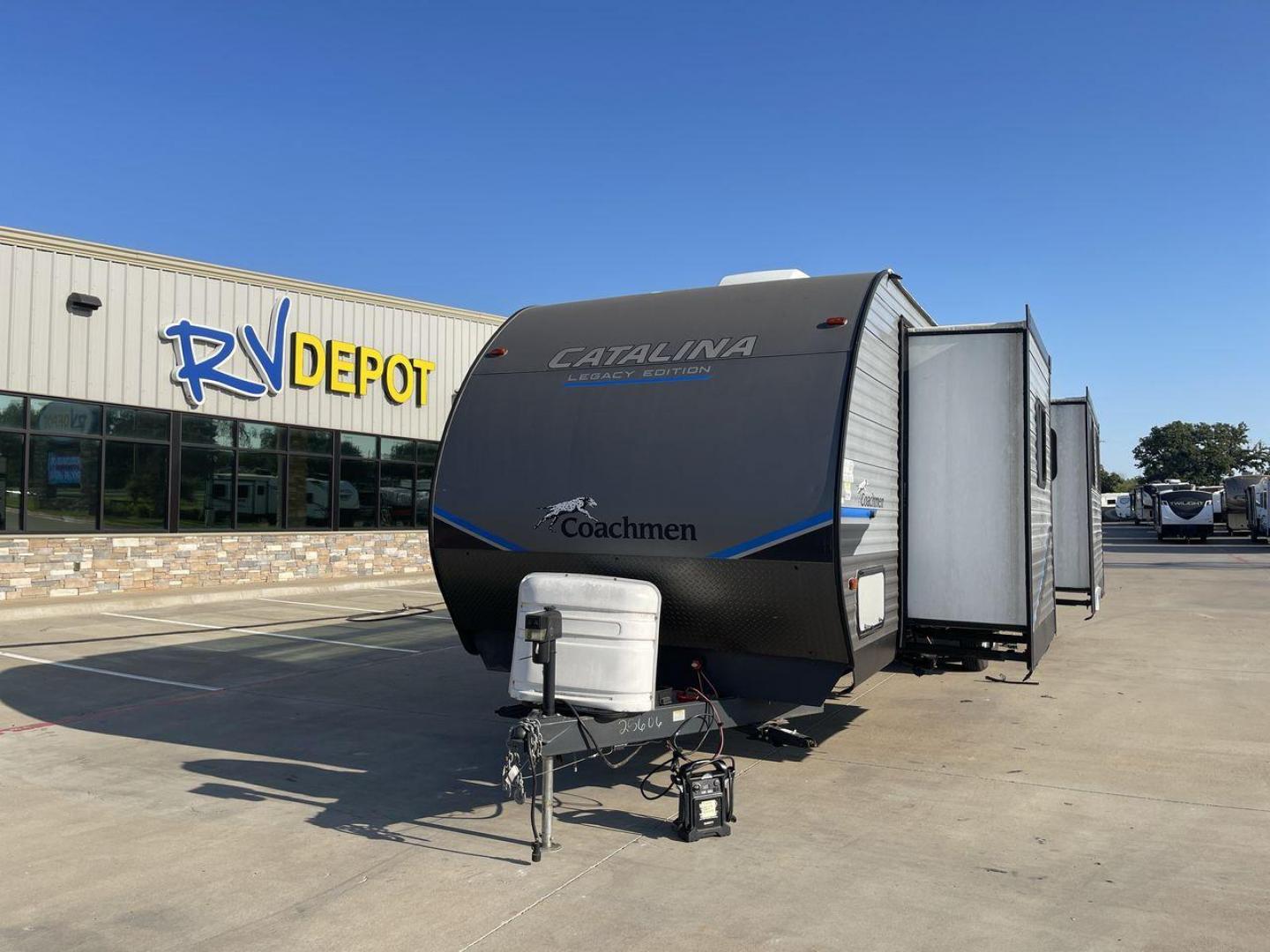 2022 COACHMEN CATALINA 303RKDS (5ZT2CAVB9NX) , Length: 36.92 ft. | Dry Weight: 8,042 lbs. | Gross Weight: 10,000 lbs. | Slides: 2 transmission, located at 4319 N Main St, Cleburne, TX, 76033, (817) 678-5133, 32.385960, -97.391212 - Photo#0