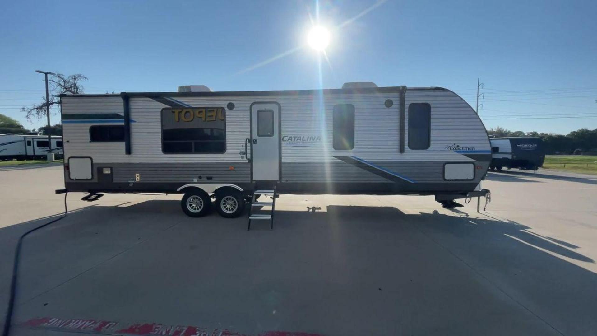 2022 COACHMEN CATALINA 303RKDS (5ZT2CAVB9NX) , Length: 36.92 ft. | Dry Weight: 8,042 lbs. | Gross Weight: 10,000 lbs. | Slides: 2 transmission, located at 4319 N Main St, Cleburne, TX, 76033, (817) 678-5133, 32.385960, -97.391212 - Photo#2