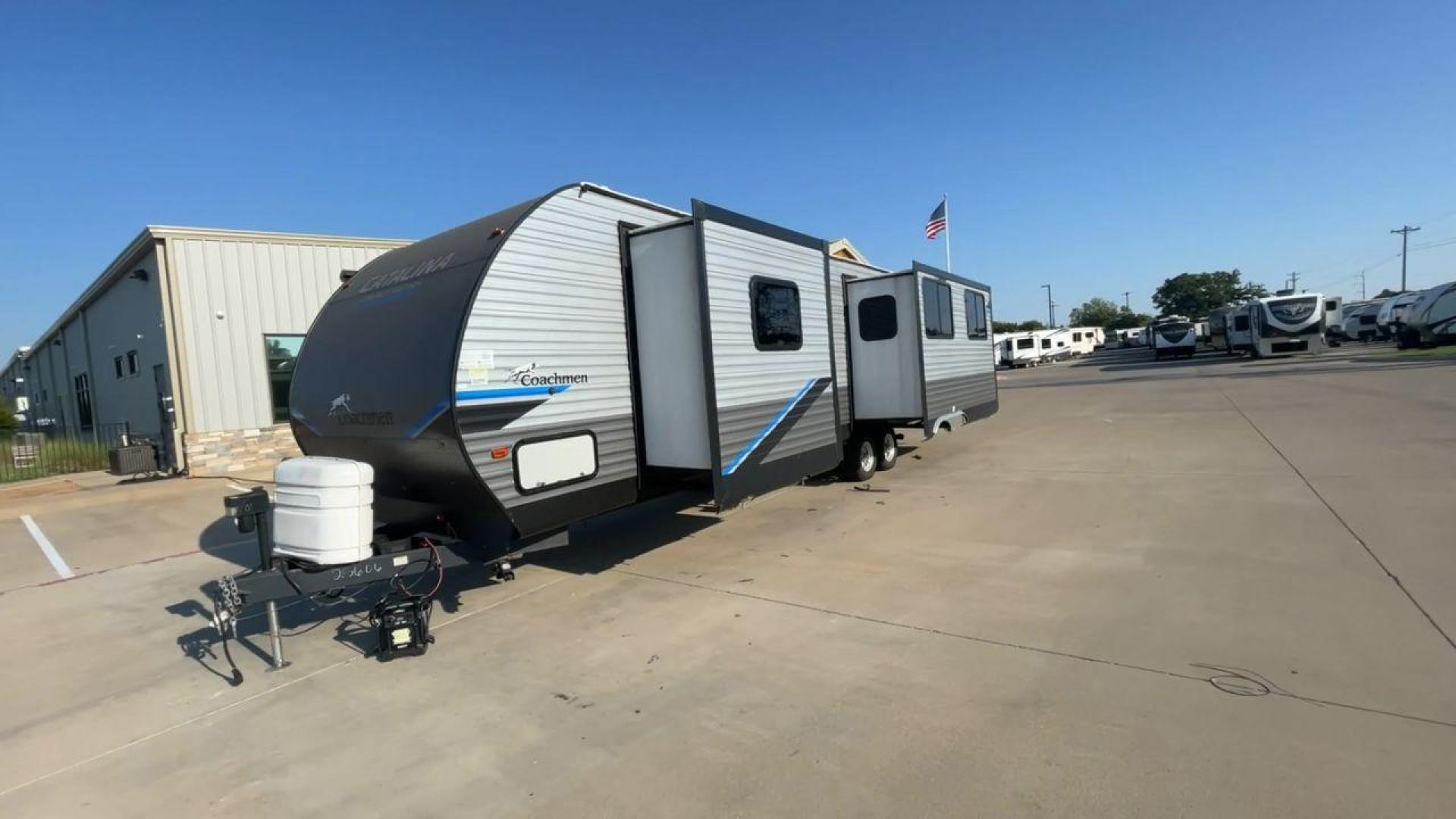 2022 COACHMEN CATALINA 303RKDS (5ZT2CAVB9NX) , Length: 36.92 ft. | Dry Weight: 8,042 lbs. | Gross Weight: 10,000 lbs. | Slides: 2 transmission, located at 4319 N Main St, Cleburne, TX, 76033, (817) 678-5133, 32.385960, -97.391212 - Photo#5