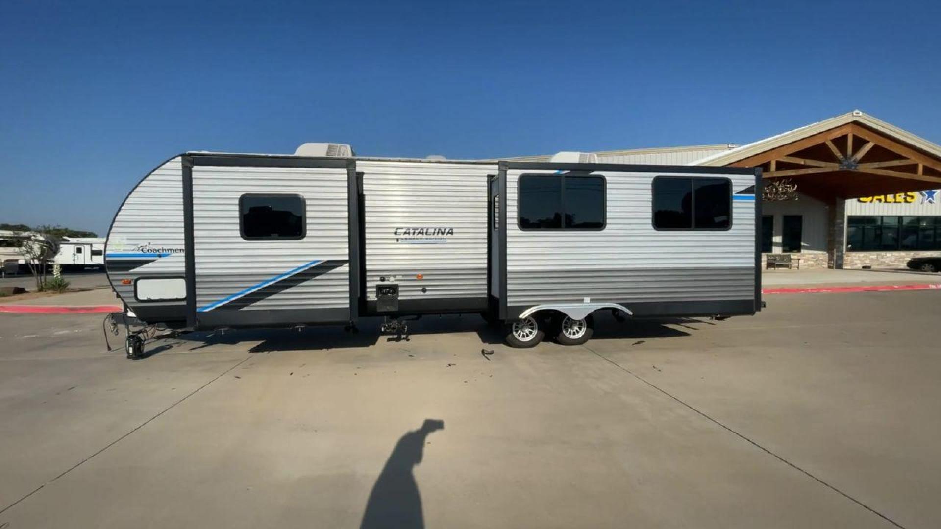 2022 COACHMEN CATALINA 303RKDS (5ZT2CAVB9NX) , Length: 36.92 ft. | Dry Weight: 8,042 lbs. | Gross Weight: 10,000 lbs. | Slides: 2 transmission, located at 4319 N Main St, Cleburne, TX, 76033, (817) 678-5133, 32.385960, -97.391212 - Photo#6