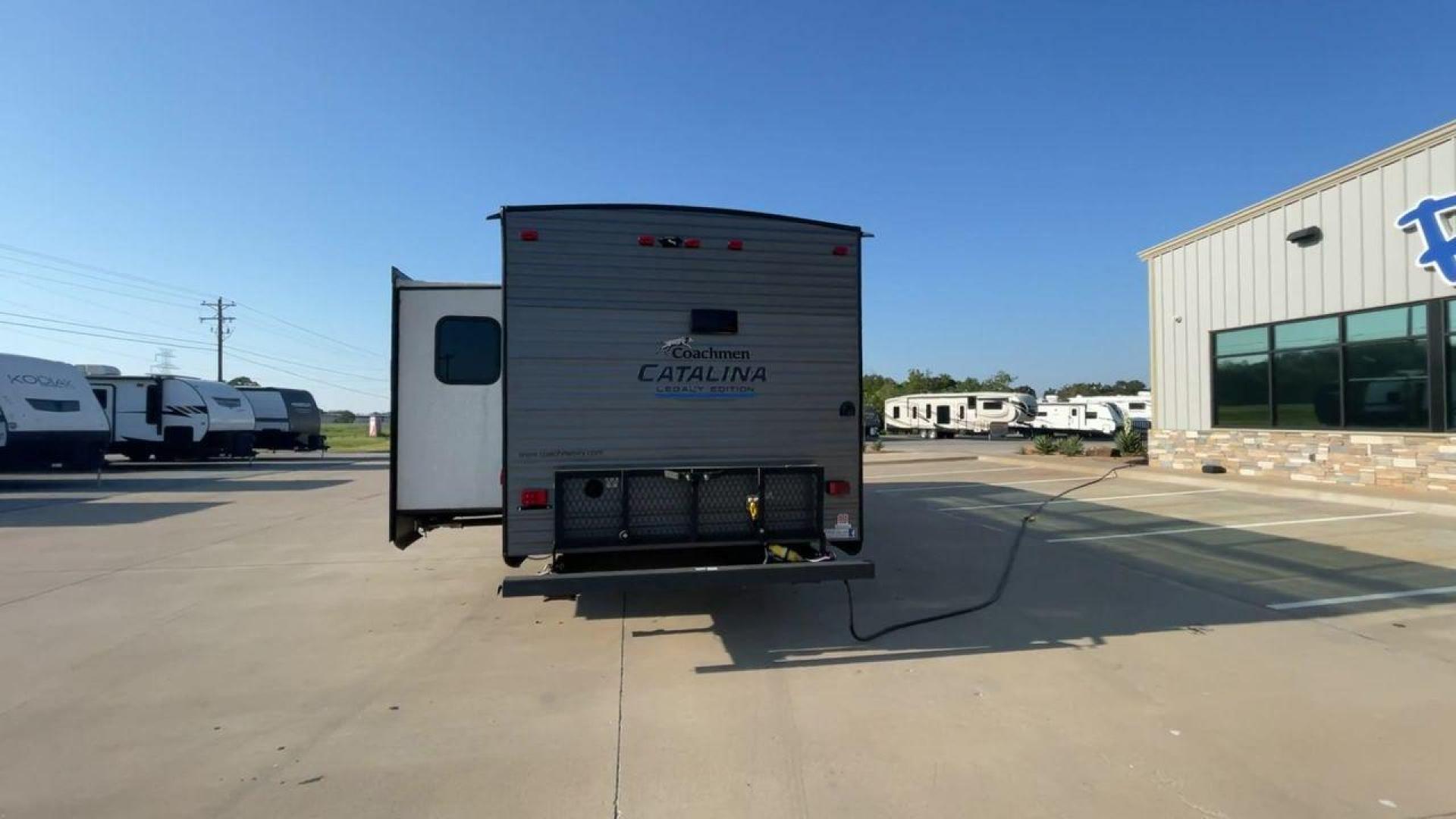 2022 COACHMEN CATALINA 303RKDS (5ZT2CAVB9NX) , Length: 36.92 ft. | Dry Weight: 8,042 lbs. | Gross Weight: 10,000 lbs. | Slides: 2 transmission, located at 4319 N Main St, Cleburne, TX, 76033, (817) 678-5133, 32.385960, -97.391212 - Photo#8