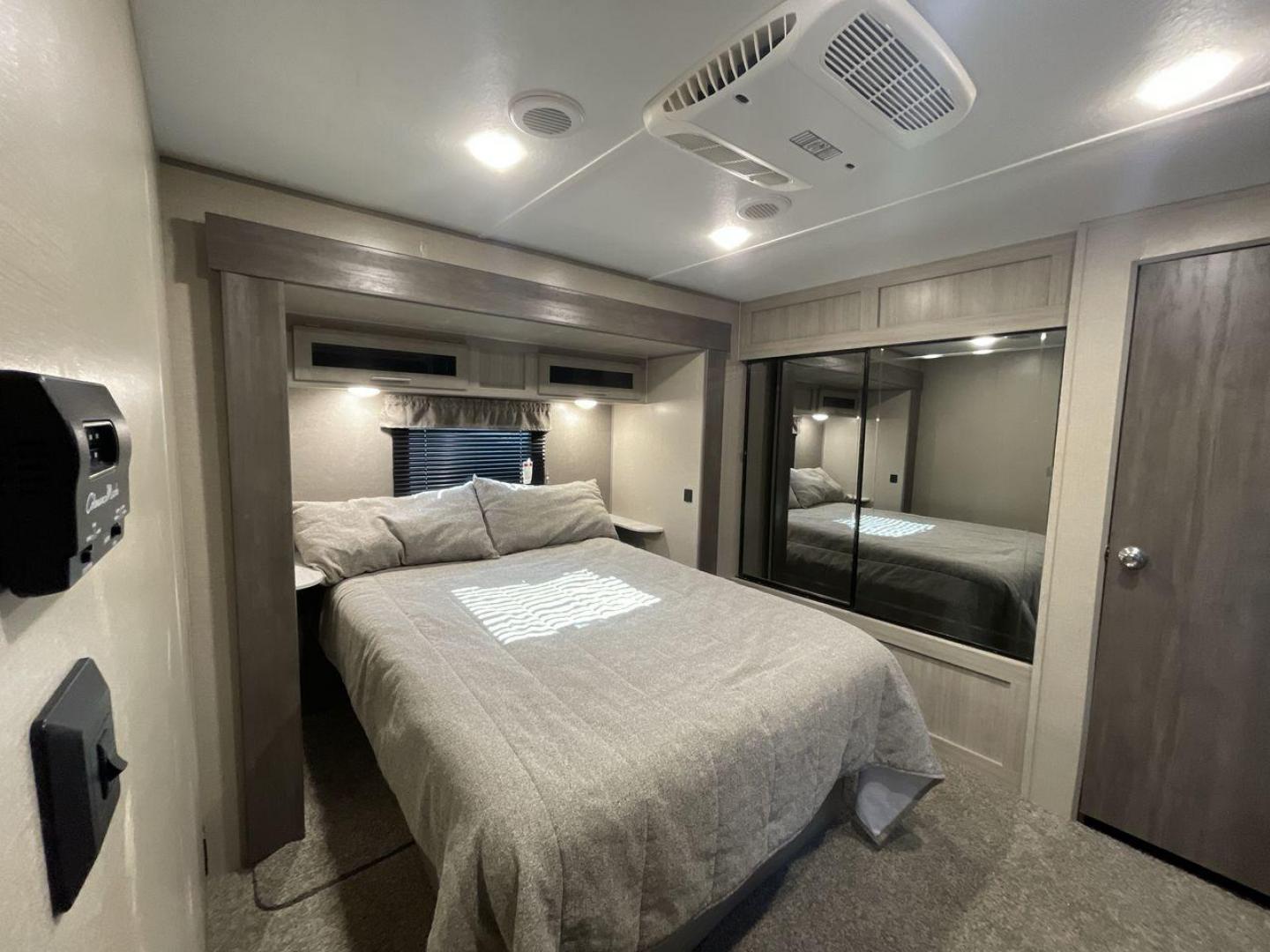 2022 COACHMEN CATALINA 303RKDS (5ZT2CAVB9NX) , Length: 36.92 ft. | Dry Weight: 8,042 lbs. | Gross Weight: 10,000 lbs. | Slides: 2 transmission, located at 4319 N Main St, Cleburne, TX, 76033, (817) 678-5133, 32.385960, -97.391212 - Photo#15