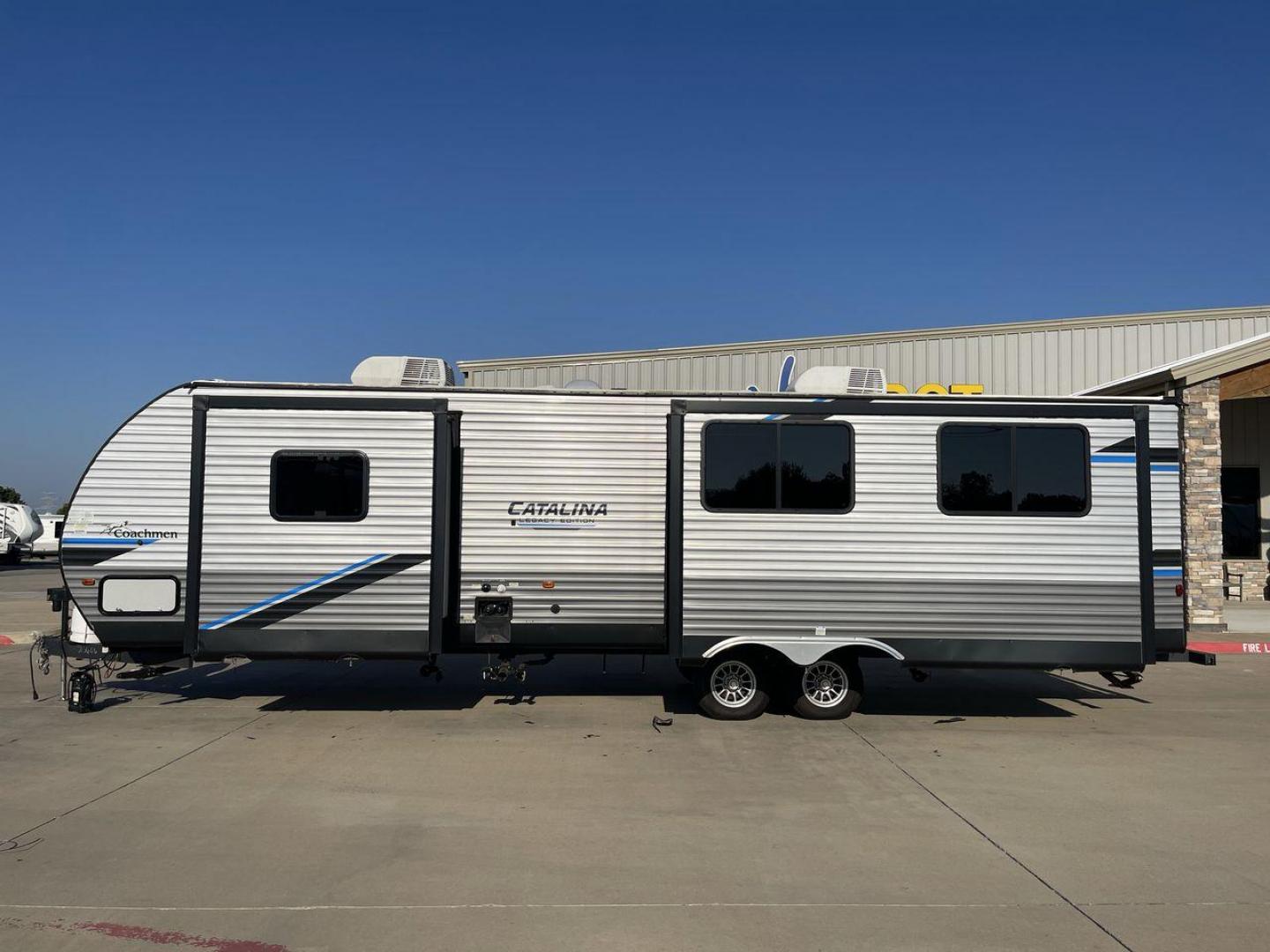 2022 COACHMEN CATALINA 303RKDS (5ZT2CAVB9NX) , Length: 36.92 ft. | Dry Weight: 8,042 lbs. | Gross Weight: 10,000 lbs. | Slides: 2 transmission, located at 4319 N Main St, Cleburne, TX, 76033, (817) 678-5133, 32.385960, -97.391212 - Photo#22