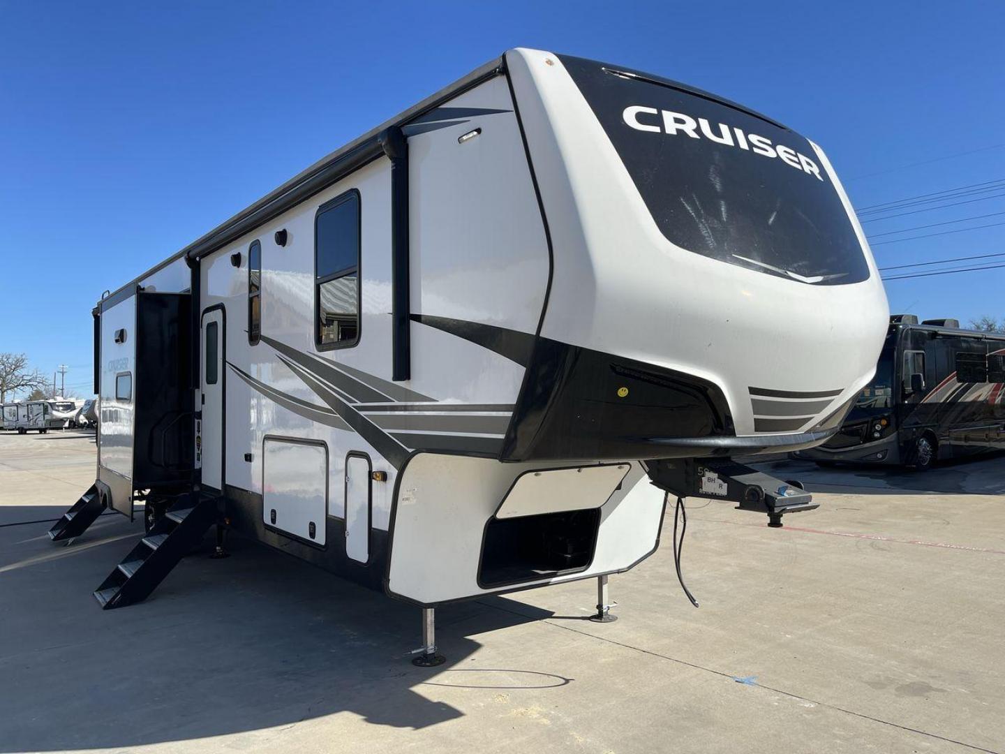 2022 CROSSROADS CRUISER 3851BL (4YDFCRU23N9) , Length: 42.42 ft | Dry Weight: 12,505 lbs | Slides: 3 transmission, located at 4319 N Main St, Cleburne, TX, 76033, (817) 678-5133, 32.385960, -97.391212 - The 2022 CrossRoads Cruiser 3851BL is an impressive fifth-wheel RV that offers a sleek and modern exterior design with a focus on both durability and aesthetics. This unit measures 42.42 feet in length and has a dry weight of 12,505 lbs, making it a spacious and well-balanced option for extended tra - Photo#23