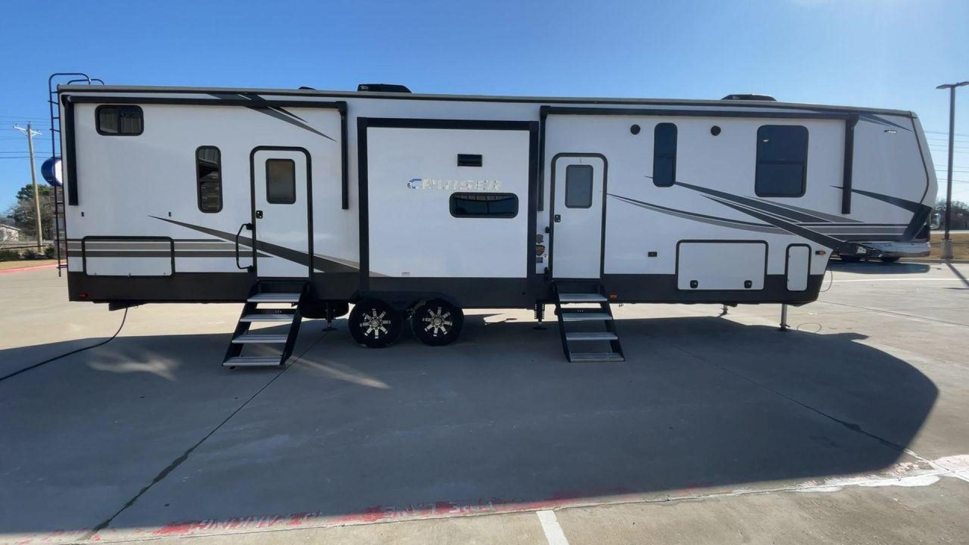 2022 CROSSROADS CRUISER 3851BL (4YDFCRU23N9) , Length: 42.42 ft | Dry Weight: 12,505 lbs | Slides: 3 transmission, located at 4319 N Main St, Cleburne, TX, 76033, (817) 678-5133, 32.385960, -97.391212 - The 2022 CrossRoads Cruiser 3851BL is an impressive fifth-wheel RV that offers a sleek and modern exterior design with a focus on both durability and aesthetics. This unit measures 42.42 feet in length and has a dry weight of 12,505 lbs, making it a spacious and well-balanced option for extended tra - Photo#2