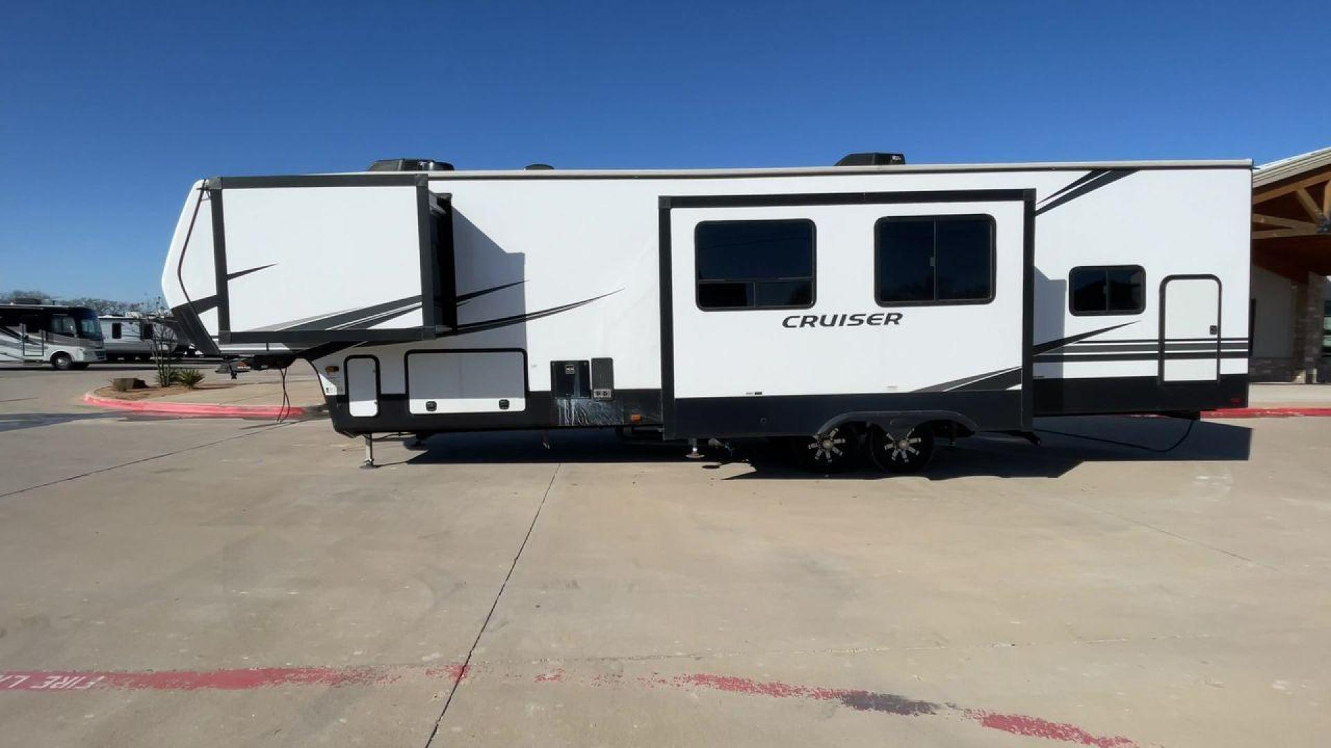 2022 CROSSROADS CRUISER 3851BL (4YDFCRU23N9) , Length: 42.42 ft | Dry Weight: 12,505 lbs | Slides: 3 transmission, located at 4319 N Main St, Cleburne, TX, 76033, (817) 678-5133, 32.385960, -97.391212 - The 2022 CrossRoads Cruiser 3851BL is an impressive fifth-wheel RV that offers a sleek and modern exterior design with a focus on both durability and aesthetics. This unit measures 42.42 feet in length and has a dry weight of 12,505 lbs, making it a spacious and well-balanced option for extended tra - Photo#6