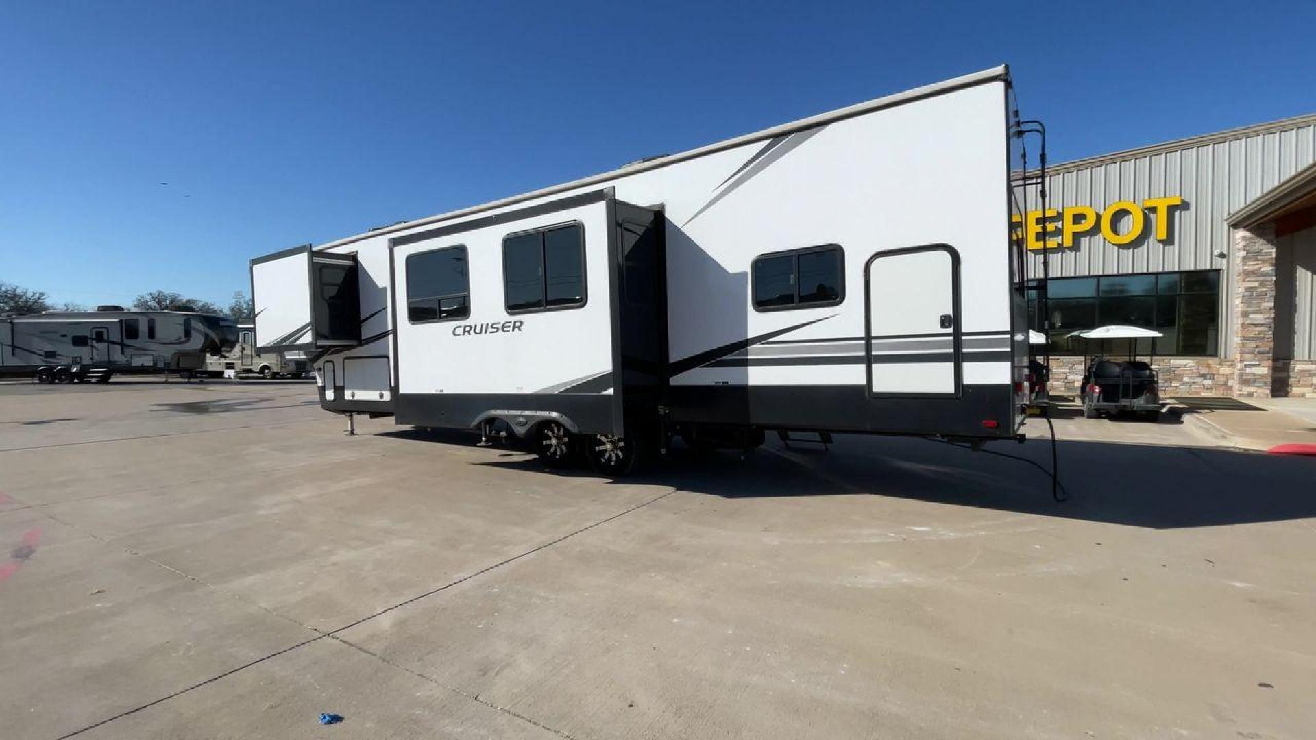 2022 CROSSROADS CRUISER 3851BL (4YDFCRU23N9) , Length: 42.42 ft | Dry Weight: 12,505 lbs | Slides: 3 transmission, located at 4319 N Main St, Cleburne, TX, 76033, (817) 678-5133, 32.385960, -97.391212 - The 2022 CrossRoads Cruiser 3851BL is an impressive fifth-wheel RV that offers a sleek and modern exterior design with a focus on both durability and aesthetics. This unit measures 42.42 feet in length and has a dry weight of 12,505 lbs, making it a spacious and well-balanced option for extended tra - Photo#7