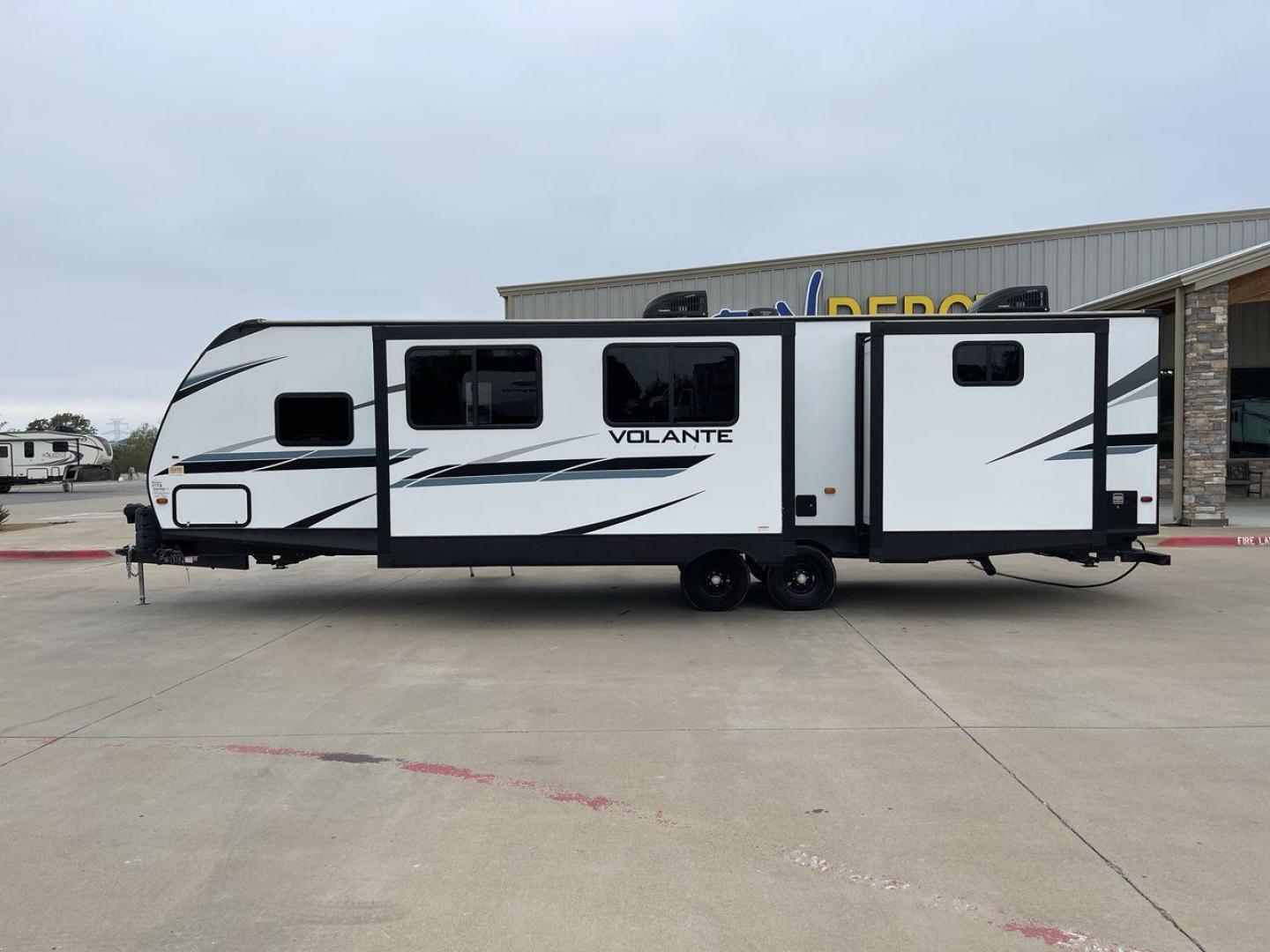 2022 CROSSROADS VOLANTE 32SB (4YDTVLR26N6) , Length: 36.92 ft. | Dry Weight: 7,022 lbs. | Gross Weight: 9,750 lbs. | Slides: 2 transmission, located at 4319 N Main St, Cleburne, TX, 76033, (817) 678-5133, 32.385960, -97.391212 - The 2022 Crossroads Volante 32SB is an excellent choice for those who seek a well-designed travel trailer with a functional layout that doesn’t compromise on comfort or style. It is spacious with a length of 36.92 feet, a dry weight of 7,022 lbs and a gross weight of 9,750 lbs. This RV includes tw - Photo#23