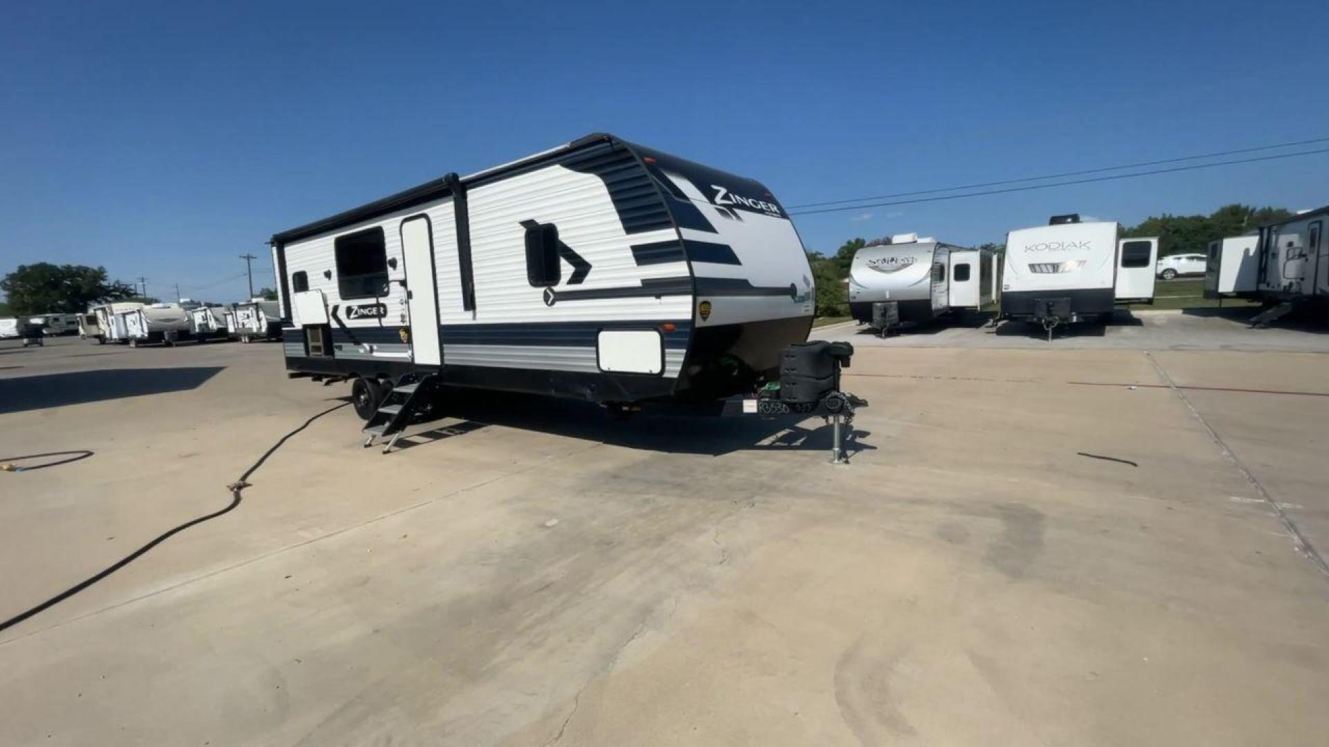 2022 CROSSROADS ZINGER 280RK (4YDTZRN28NS) , Length: 32.92 ft. | Dry Weight: 6,660 lbs. | Gross Weight: 9,610 lbs. | Slides: 1 transmission, located at 4319 N Main St, Cleburne, TX, 76033, (817) 678-5133, 32.385960, -97.391212 - Photo#3