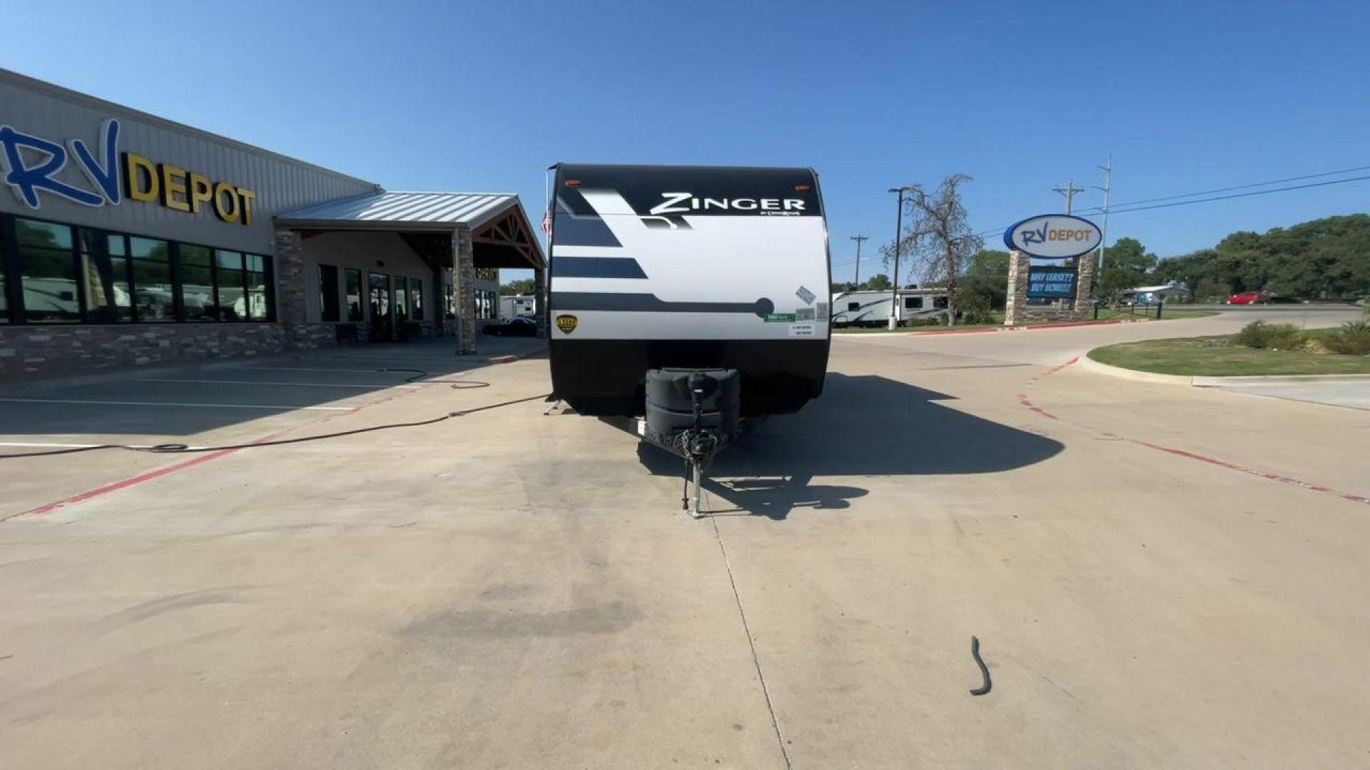 2022 CROSSROADS ZINGER 280RK (4YDTZRN28NS) , Length: 32.92 ft. | Dry Weight: 6,660 lbs. | Gross Weight: 9,610 lbs. | Slides: 1 transmission, located at 4319 N Main St, Cleburne, TX, 76033, (817) 678-5133, 32.385960, -97.391212 - Photo#4