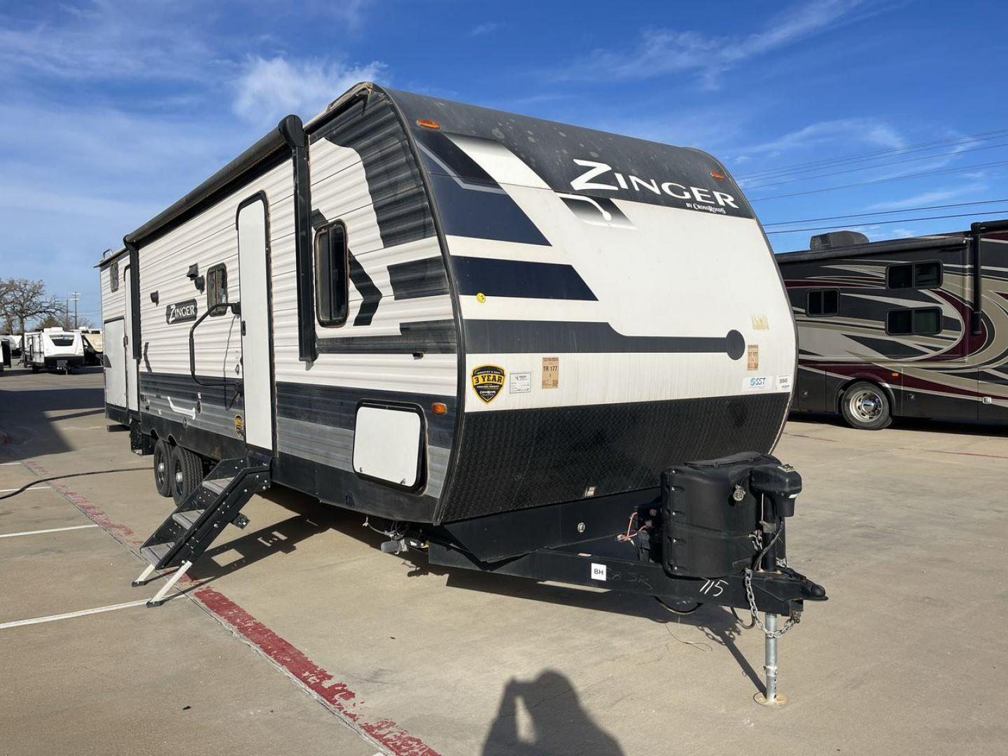 2022 CROSSROADS ZINGER 328SB (4YDTZRR21NS) , Length: 36.5 ft. | Dry Weight: 7,756 lbs. | Gross Weight: 9,740 lbs. | Slides: 2 transmission, located at 4319 N Main St, Cleburne, TX, 76033, (817) 678-5133, 32.385960, -97.391212 - The 2022 CrossRoads Zinger 328SB is a versatile travel trailer designed to provide spacious comfort and modern amenities for family adventures. With its thoughtful layout, durable construction, and stylish finishes, this model is perfect for creating lasting memories on the road. Measuring 36.5 ft. - Photo#23