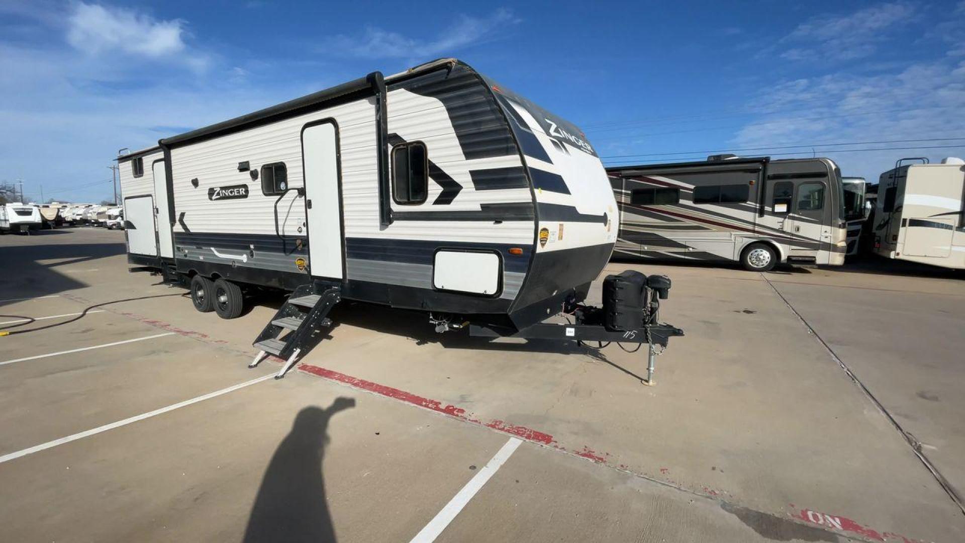 2022 CROSSROADS ZINGER 328SB (4YDTZRR21NS) , Length: 36.5 ft. | Dry Weight: 7,756 lbs. | Gross Weight: 9,740 lbs. | Slides: 2 transmission, located at 4319 N Main St, Cleburne, TX, 76033, (817) 678-5133, 32.385960, -97.391212 - The 2022 CrossRoads Zinger 328SB is a versatile travel trailer designed to provide spacious comfort and modern amenities for family adventures. With its thoughtful layout, durable construction, and stylish finishes, this model is perfect for creating lasting memories on the road. Measuring 36.5 ft. - Photo#3