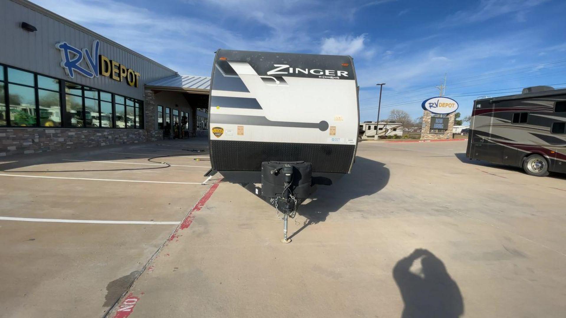 2022 CROSSROADS ZINGER 328SB (4YDTZRR21NS) , Length: 36.5 ft. | Dry Weight: 7,756 lbs. | Gross Weight: 9,740 lbs. | Slides: 2 transmission, located at 4319 N Main St, Cleburne, TX, 76033, (817) 678-5133, 32.385960, -97.391212 - The 2022 CrossRoads Zinger 328SB is a versatile travel trailer designed to provide spacious comfort and modern amenities for family adventures. With its thoughtful layout, durable construction, and stylish finishes, this model is perfect for creating lasting memories on the road. Measuring 36.5 ft. - Photo#4