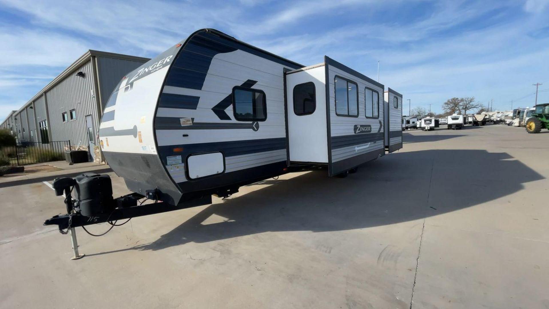 2022 CROSSROADS ZINGER 328SB (4YDTZRR21NS) , Length: 36.5 ft. | Dry Weight: 7,756 lbs. | Gross Weight: 9,740 lbs. | Slides: 2 transmission, located at 4319 N Main St, Cleburne, TX, 76033, (817) 678-5133, 32.385960, -97.391212 - The 2022 CrossRoads Zinger 328SB is a versatile travel trailer designed to provide spacious comfort and modern amenities for family adventures. With its thoughtful layout, durable construction, and stylish finishes, this model is perfect for creating lasting memories on the road. Measuring 36.5 ft. - Photo#5