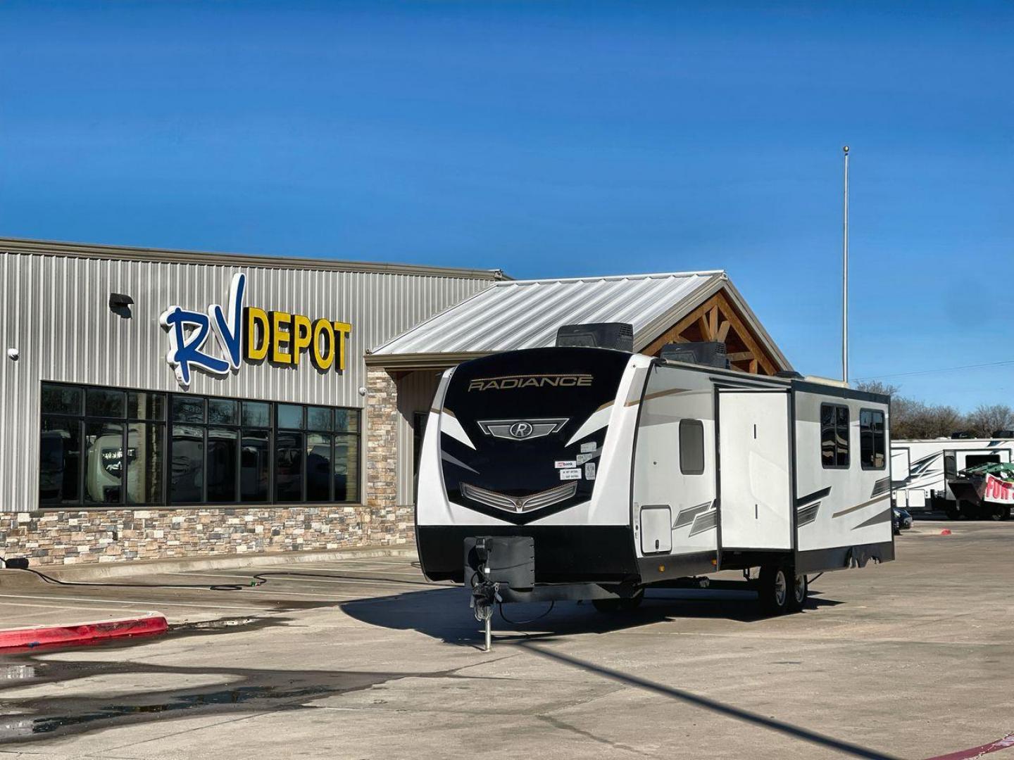 2022 CRUISER RADIANCE 28BH (5RXFB3326N1) , Length: 32.92 ft. | Dry Weight: 6,788 lbs. | Gross Weight: 9,670 lbs. | Slides: 1 transmission, located at 4319 N Main St, Cleburne, TX, 76033, (817) 678-5133, 32.385960, -97.391212 - Photo#0