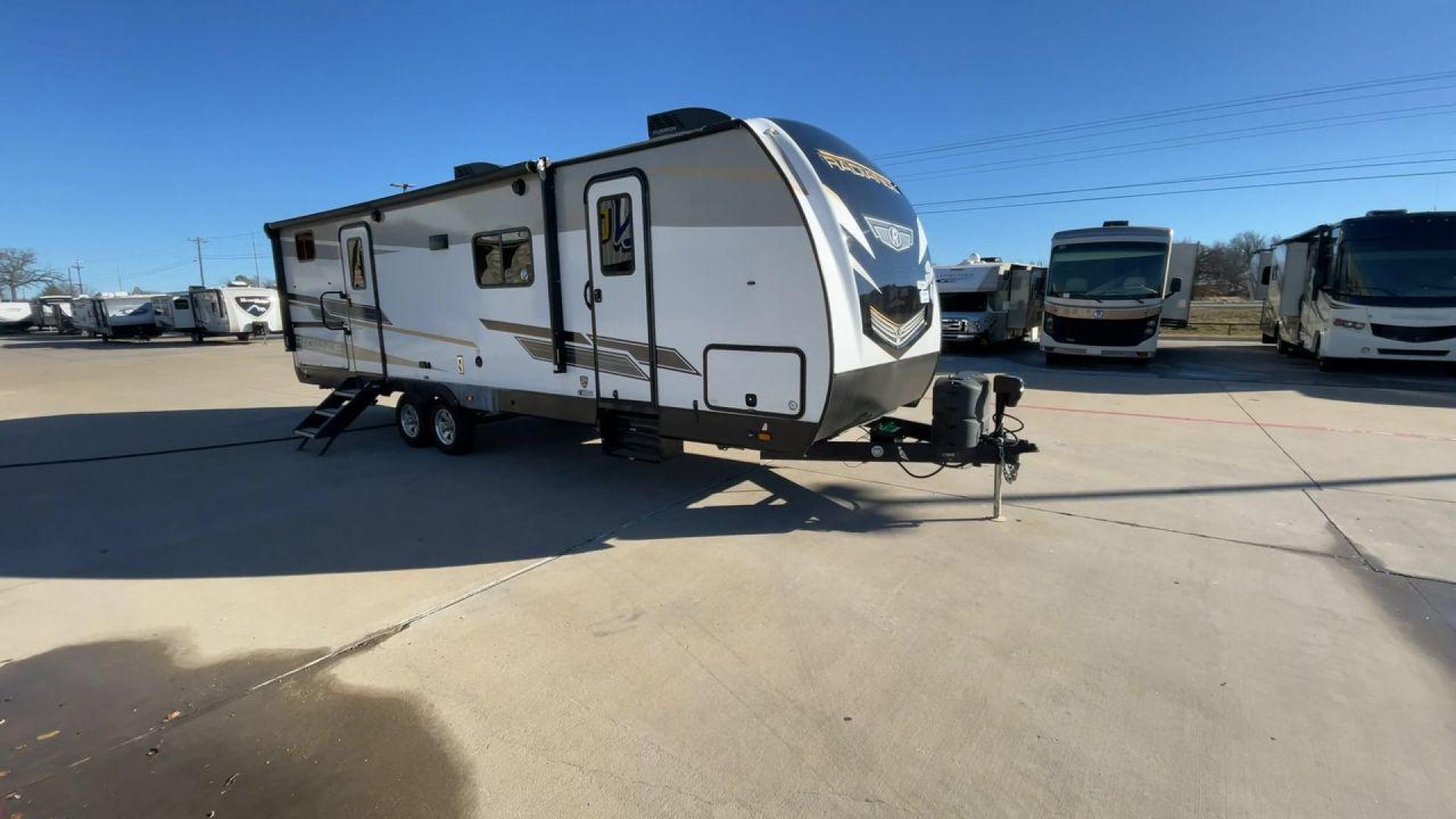 2022 CRUISER RADIANCE 28BH (5RXFB3326N1) , Length: 32.92 ft. | Dry Weight: 6,788 lbs. | Gross Weight: 9,670 lbs. | Slides: 1 transmission, located at 4319 N Main St, Cleburne, TX, 76033, (817) 678-5133, 32.385960, -97.391212 - Photo#3