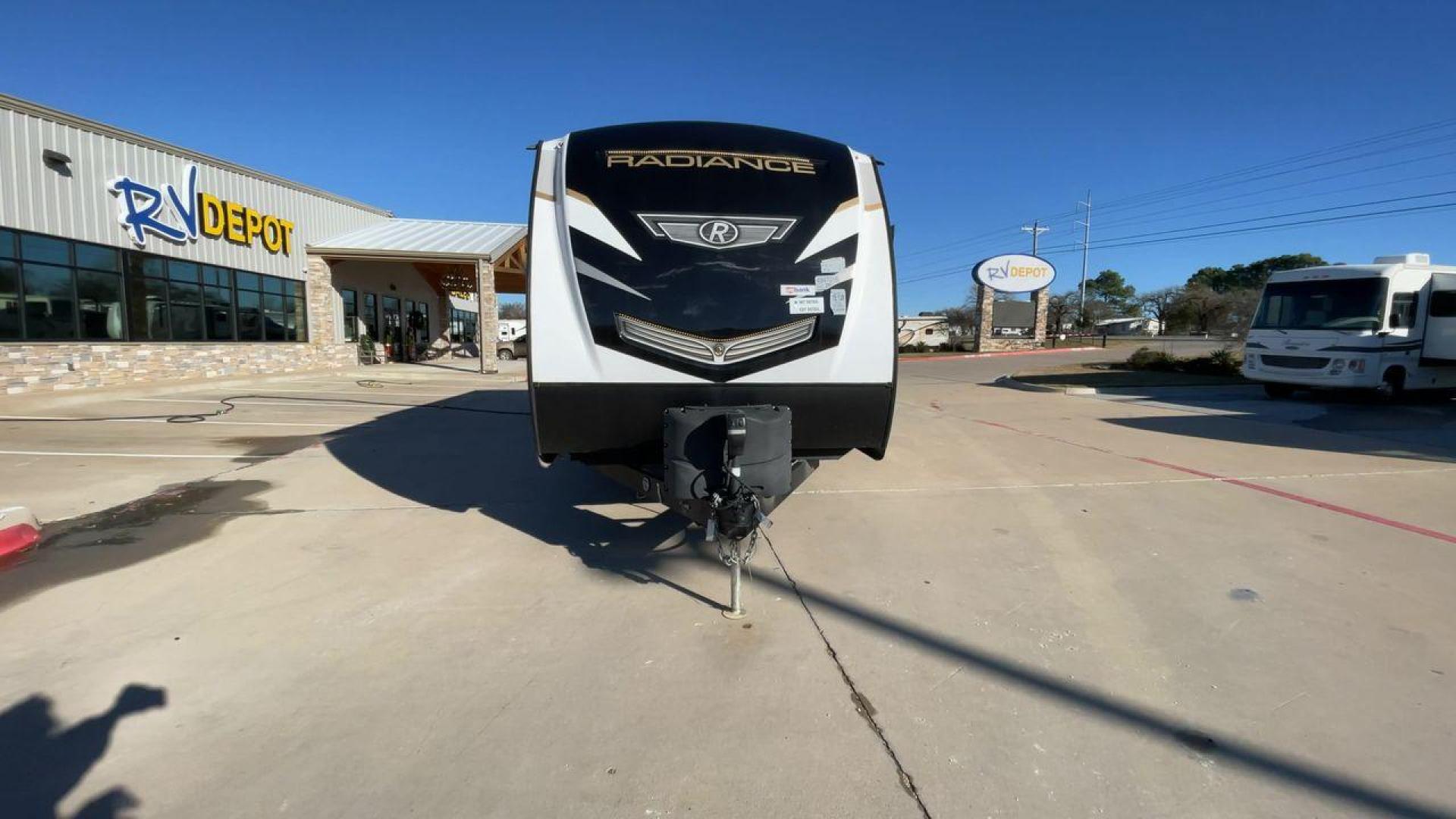 2022 CRUISER RADIANCE 28BH (5RXFB3326N1) , Length: 32.92 ft. | Dry Weight: 6,788 lbs. | Gross Weight: 9,670 lbs. | Slides: 1 transmission, located at 4319 N Main St, Cleburne, TX, 76033, (817) 678-5133, 32.385960, -97.391212 - Photo#4