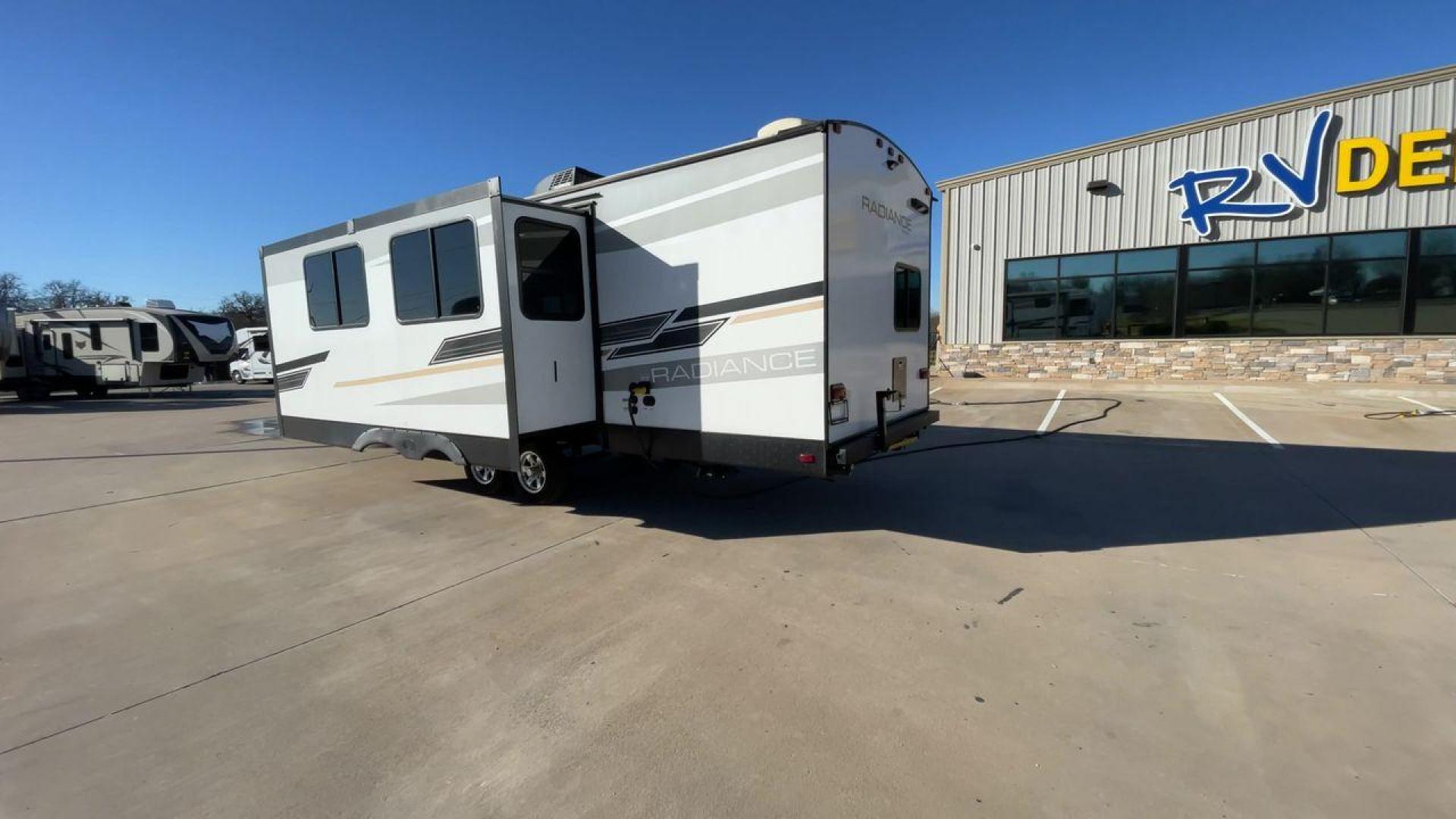 2022 CRUISER RADIANCE 28BH (5RXFB3326N1) , Length: 32.92 ft. | Dry Weight: 6,788 lbs. | Gross Weight: 9,670 lbs. | Slides: 1 transmission, located at 4319 N Main St, Cleburne, TX, 76033, (817) 678-5133, 32.385960, -97.391212 - Photo#7