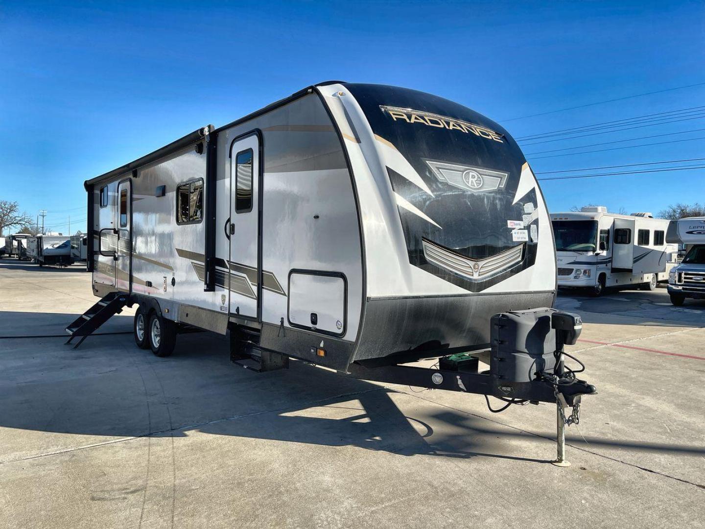 2022 CRUISER RADIANCE 28BH (5RXFB3326N1) , Length: 32.92 ft. | Dry Weight: 6,788 lbs. | Gross Weight: 9,670 lbs. | Slides: 1 transmission, located at 4319 N Main St, Cleburne, TX, 76033, (817) 678-5133, 32.385960, -97.391212 - Photo#23